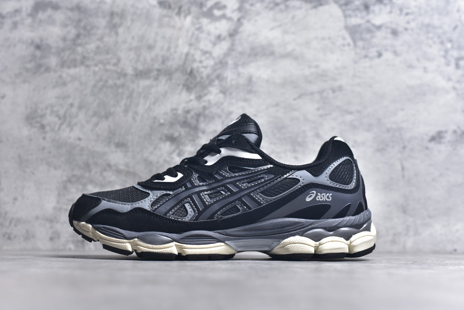 #Asics GEL-NYC 亚瑟士防滑耐磨透气低帮运动休闲鞋 GEL-NYC™ 运动鞋的灵感源自传统和现代高性能跑步风格 其鞋面结构参考了 2000 年代初的 GEL-NIMBUS™ 3 鞋 并将其与 MC-PLUS V 设计中的各种装饰融为一体 该工装通过使用 GEL-CUMULUS® 16 鞋的工装系统来对比鞋面的复古风格 通过轻质泡沫和 GEL® 技术嵌入物的结合 这种中底结构有助于创造先进的脚底舒适度 尺码：36 37 37.5 38 39 40.5 41.5 42 42.5 43.5 44 45-选品中心