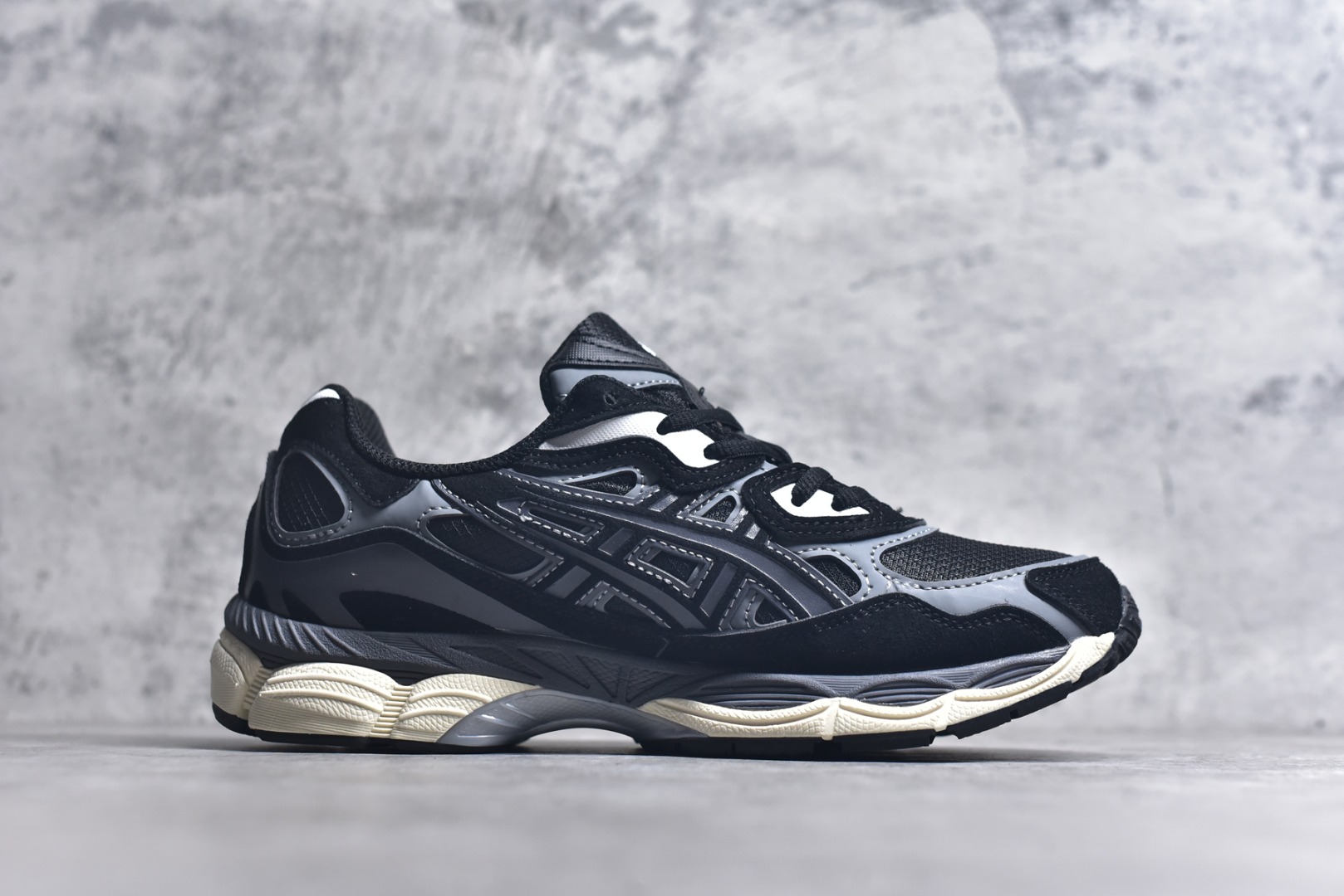 图片[3]-#Asics GEL-NYC 亚瑟士防滑耐磨透气低帮运动休闲鞋 GEL-NYC™ 运动鞋的灵感源自传统和现代高性能跑步风格 其鞋面结构参考了 2000 年代初的 GEL-NIMBUS™ 3 鞋 并将其与 MC-PLUS V 设计中的各种装饰融为一体 该工装通过使用 GEL-CUMULUS® 16 鞋的工装系统来对比鞋面的复古风格 通过轻质泡沫和 GEL® 技术嵌入物的结合 这种中底结构有助于创造先进的脚底舒适度 尺码：36 37 37.5 38 39 40.5 41.5 42 42.5 43.5 44 45-选品中心