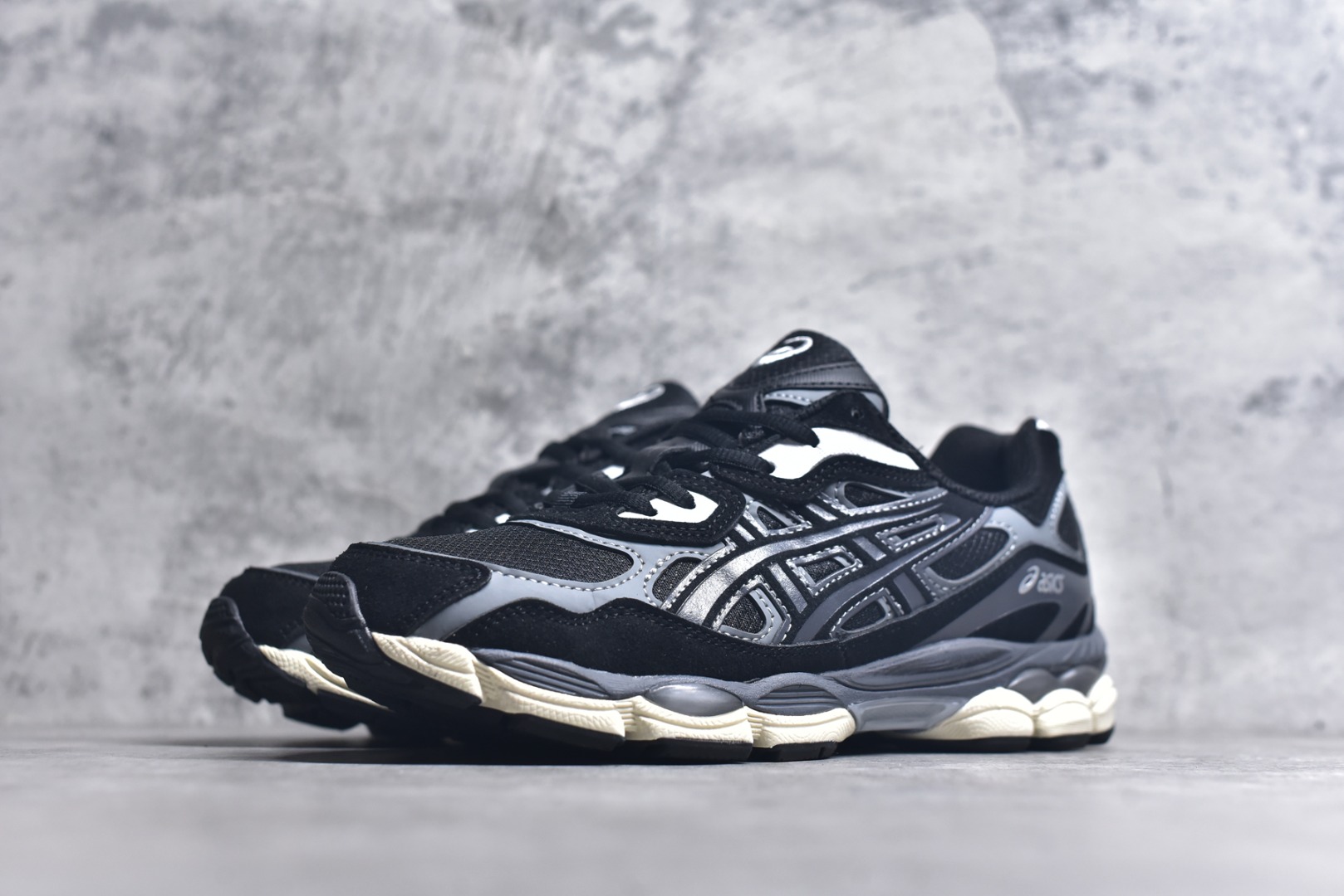 图片[2]-#Asics GEL-NYC 亚瑟士防滑耐磨透气低帮运动休闲鞋 GEL-NYC™ 运动鞋的灵感源自传统和现代高性能跑步风格 其鞋面结构参考了 2000 年代初的 GEL-NIMBUS™ 3 鞋 并将其与 MC-PLUS V 设计中的各种装饰融为一体 该工装通过使用 GEL-CUMULUS® 16 鞋的工装系统来对比鞋面的复古风格 通过轻质泡沫和 GEL® 技术嵌入物的结合 这种中底结构有助于创造先进的脚底舒适度 尺码：36 37 37.5 38 39 40.5 41.5 42 42.5 43.5 44 45-选品中心