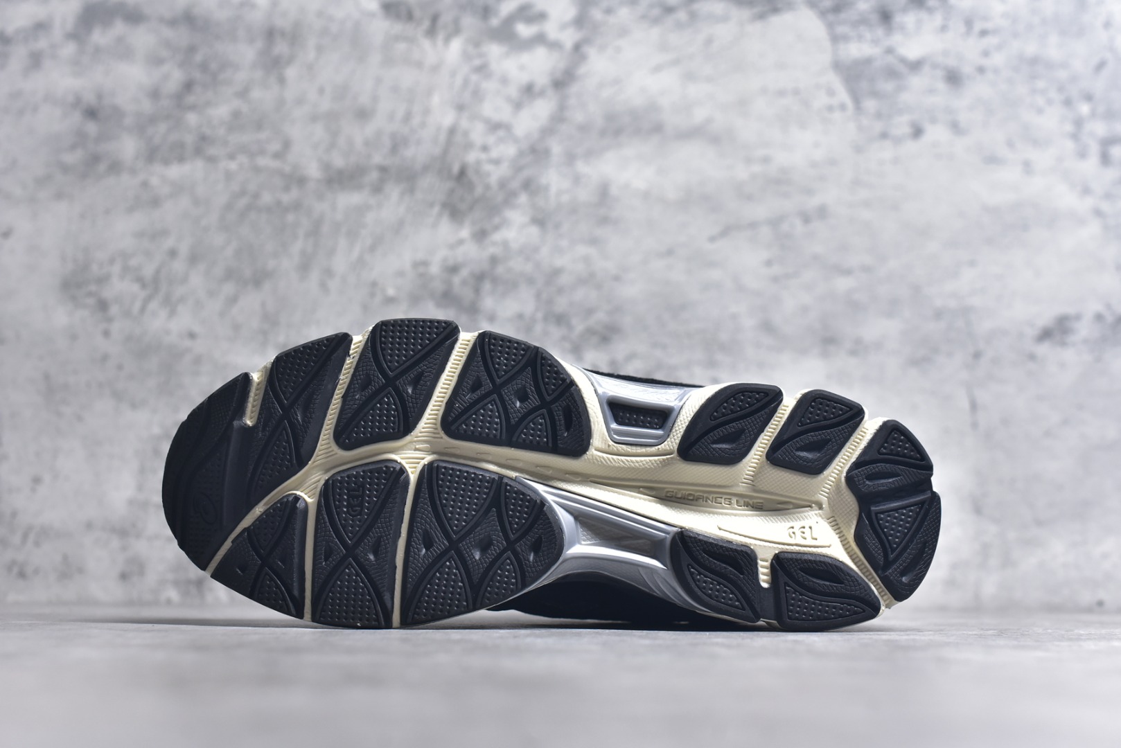 图片[6]-#Asics GEL-NYC 亚瑟士防滑耐磨透气低帮运动休闲鞋 GEL-NYC™ 运动鞋的灵感源自传统和现代高性能跑步风格 其鞋面结构参考了 2000 年代初的 GEL-NIMBUS™ 3 鞋 并将其与 MC-PLUS V 设计中的各种装饰融为一体 该工装通过使用 GEL-CUMULUS® 16 鞋的工装系统来对比鞋面的复古风格 通过轻质泡沫和 GEL® 技术嵌入物的结合 这种中底结构有助于创造先进的脚底舒适度 尺码：36 37 37.5 38 39 40.5 41.5 42 42.5 43.5 44 45-选品中心