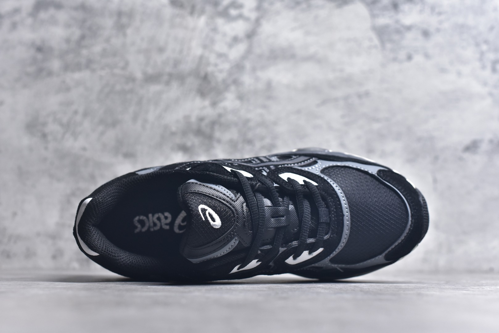 图片[4]-#Asics GEL-NYC 亚瑟士防滑耐磨透气低帮运动休闲鞋 GEL-NYC™ 运动鞋的灵感源自传统和现代高性能跑步风格 其鞋面结构参考了 2000 年代初的 GEL-NIMBUS™ 3 鞋 并将其与 MC-PLUS V 设计中的各种装饰融为一体 该工装通过使用 GEL-CUMULUS® 16 鞋的工装系统来对比鞋面的复古风格 通过轻质泡沫和 GEL® 技术嵌入物的结合 这种中底结构有助于创造先进的脚底舒适度 尺码：36 37 37.5 38 39 40.5 41.5 42 42.5 43.5 44 45-选品中心