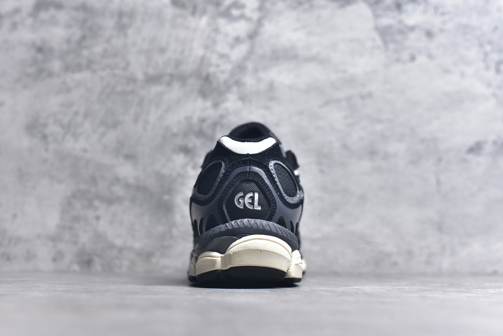 图片[5]-#Asics GEL-NYC 亚瑟士防滑耐磨透气低帮运动休闲鞋 GEL-NYC™ 运动鞋的灵感源自传统和现代高性能跑步风格 其鞋面结构参考了 2000 年代初的 GEL-NIMBUS™ 3 鞋 并将其与 MC-PLUS V 设计中的各种装饰融为一体 该工装通过使用 GEL-CUMULUS® 16 鞋的工装系统来对比鞋面的复古风格 通过轻质泡沫和 GEL® 技术嵌入物的结合 这种中底结构有助于创造先进的脚底舒适度 尺码：36 37 37.5 38 39 40.5 41.5 42 42.5 43.5 44 45-选品中心