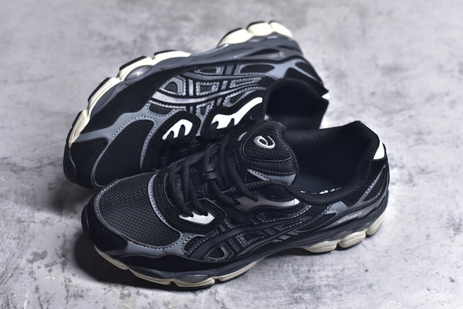 图片[7]-#Asics GEL-NYC 亚瑟士防滑耐磨透气低帮运动休闲鞋 GEL-NYC™ 运动鞋的灵感源自传统和现代高性能跑步风格 其鞋面结构参考了 2000 年代初的 GEL-NIMBUS™ 3 鞋 并将其与 MC-PLUS V 设计中的各种装饰融为一体 该工装通过使用 GEL-CUMULUS® 16 鞋的工装系统来对比鞋面的复古风格 通过轻质泡沫和 GEL® 技术嵌入物的结合 这种中底结构有助于创造先进的脚底舒适度 尺码：36 37 37.5 38 39 40.5 41.5 42 42.5 43.5 44 45-选品中心