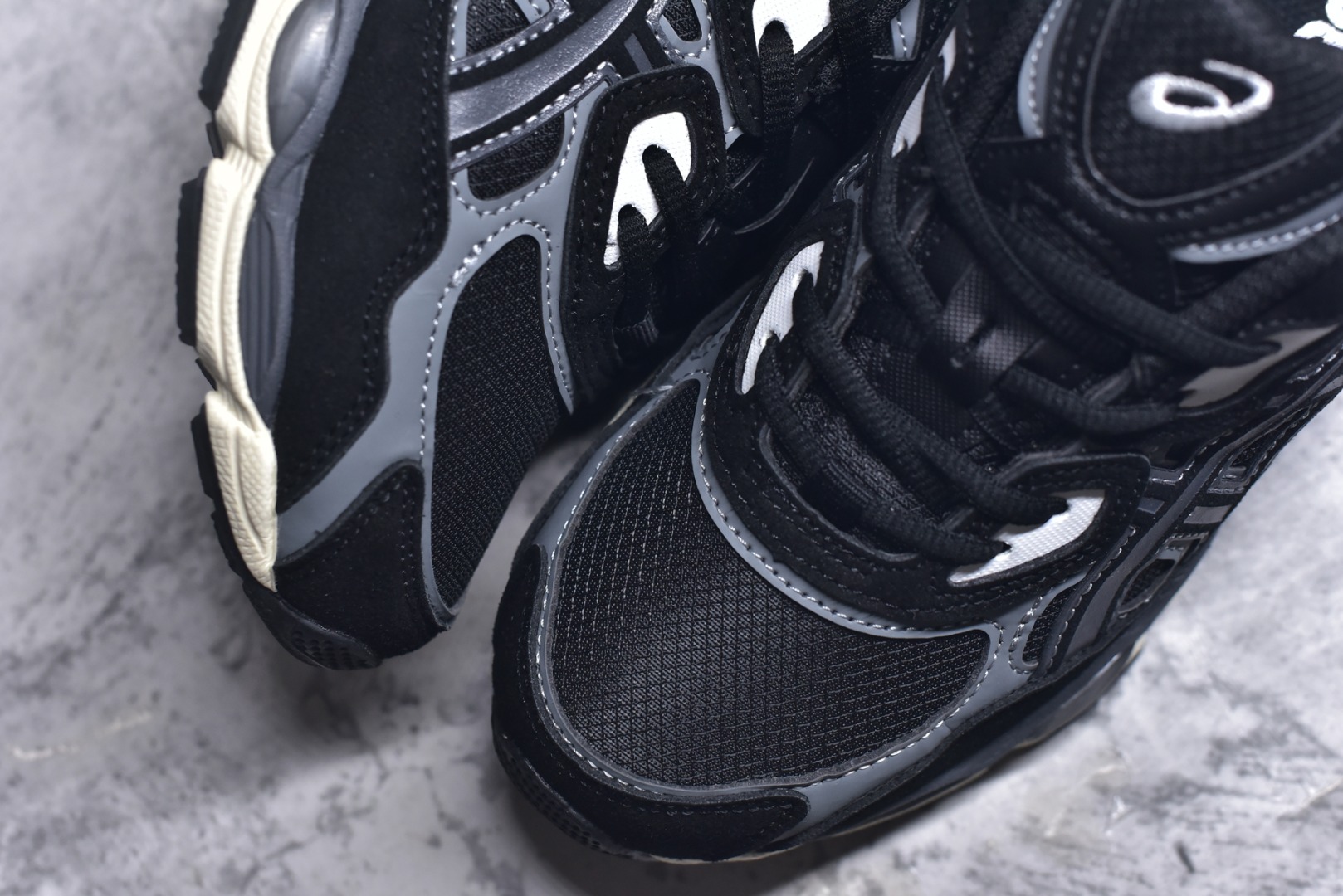 图片[8]-#Asics GEL-NYC 亚瑟士防滑耐磨透气低帮运动休闲鞋 GEL-NYC™ 运动鞋的灵感源自传统和现代高性能跑步风格 其鞋面结构参考了 2000 年代初的 GEL-NIMBUS™ 3 鞋 并将其与 MC-PLUS V 设计中的各种装饰融为一体 该工装通过使用 GEL-CUMULUS® 16 鞋的工装系统来对比鞋面的复古风格 通过轻质泡沫和 GEL® 技术嵌入物的结合 这种中底结构有助于创造先进的脚底舒适度 尺码：36 37 37.5 38 39 40.5 41.5 42 42.5 43.5 44 45-选品中心