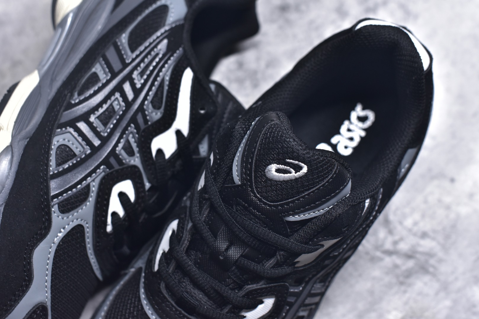 图片[9]-#Asics GEL-NYC 亚瑟士防滑耐磨透气低帮运动休闲鞋 GEL-NYC™ 运动鞋的灵感源自传统和现代高性能跑步风格 其鞋面结构参考了 2000 年代初的 GEL-NIMBUS™ 3 鞋 并将其与 MC-PLUS V 设计中的各种装饰融为一体 该工装通过使用 GEL-CUMULUS® 16 鞋的工装系统来对比鞋面的复古风格 通过轻质泡沫和 GEL® 技术嵌入物的结合 这种中底结构有助于创造先进的脚底舒适度 尺码：36 37 37.5 38 39 40.5 41.5 42 42.5 43.5 44 45-选品中心