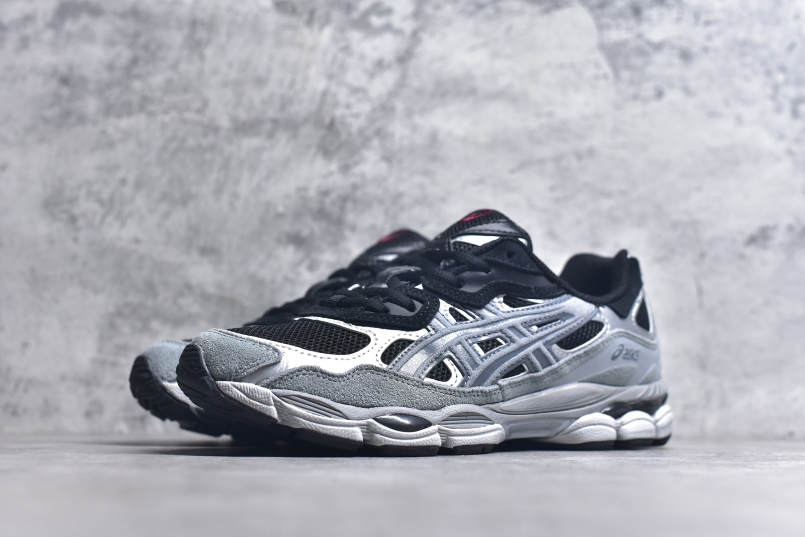 图片[2]-#Asics GEL-NYC 亚瑟士防滑耐磨透气低帮运动休闲鞋 GEL-NYC™ 运动鞋的灵感源自传统和现代高性能跑步风格 其鞋面结构参考了 2000 年代初的 GEL-NIMBUS™ 3 鞋 并将其与 MC-PLUS V 设计中的各种装饰融为一体 该工装通过使用 GEL-CUMULUS® 16 鞋的工装系统来对比鞋面的复古风格 通过轻质泡沫和 GEL® 技术嵌入物的结合 这种中底结构有助于创造先进的脚底舒适度 尺码：36 37 37.5 38 39 40.5 41.5 42 42.5 43.5 44 45-选品中心