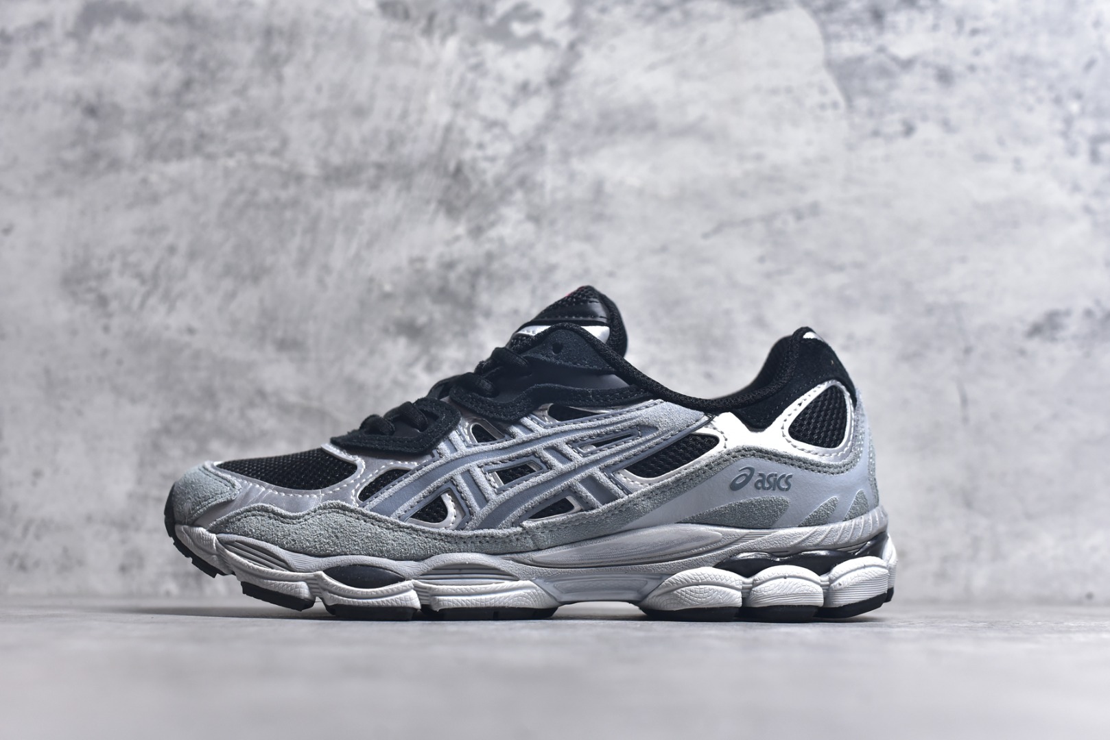 #Asics GEL-NYC 亚瑟士防滑耐磨透气低帮运动休闲鞋 GEL-NYC™ 运动鞋的灵感源自传统和现代高性能跑步风格 其鞋面结构参考了 2000 年代初的 GEL-NIMBUS™ 3 鞋 并将其与 MC-PLUS V 设计中的各种装饰融为一体 该工装通过使用 GEL-CUMULUS® 16 鞋的工装系统来对比鞋面的复古风格 通过轻质泡沫和 GEL® 技术嵌入物的结合 这种中底结构有助于创造先进的脚底舒适度 尺码：36 37 37.5 38 39 40.5 41.5 42 42.5 43.5 44 45-选品中心