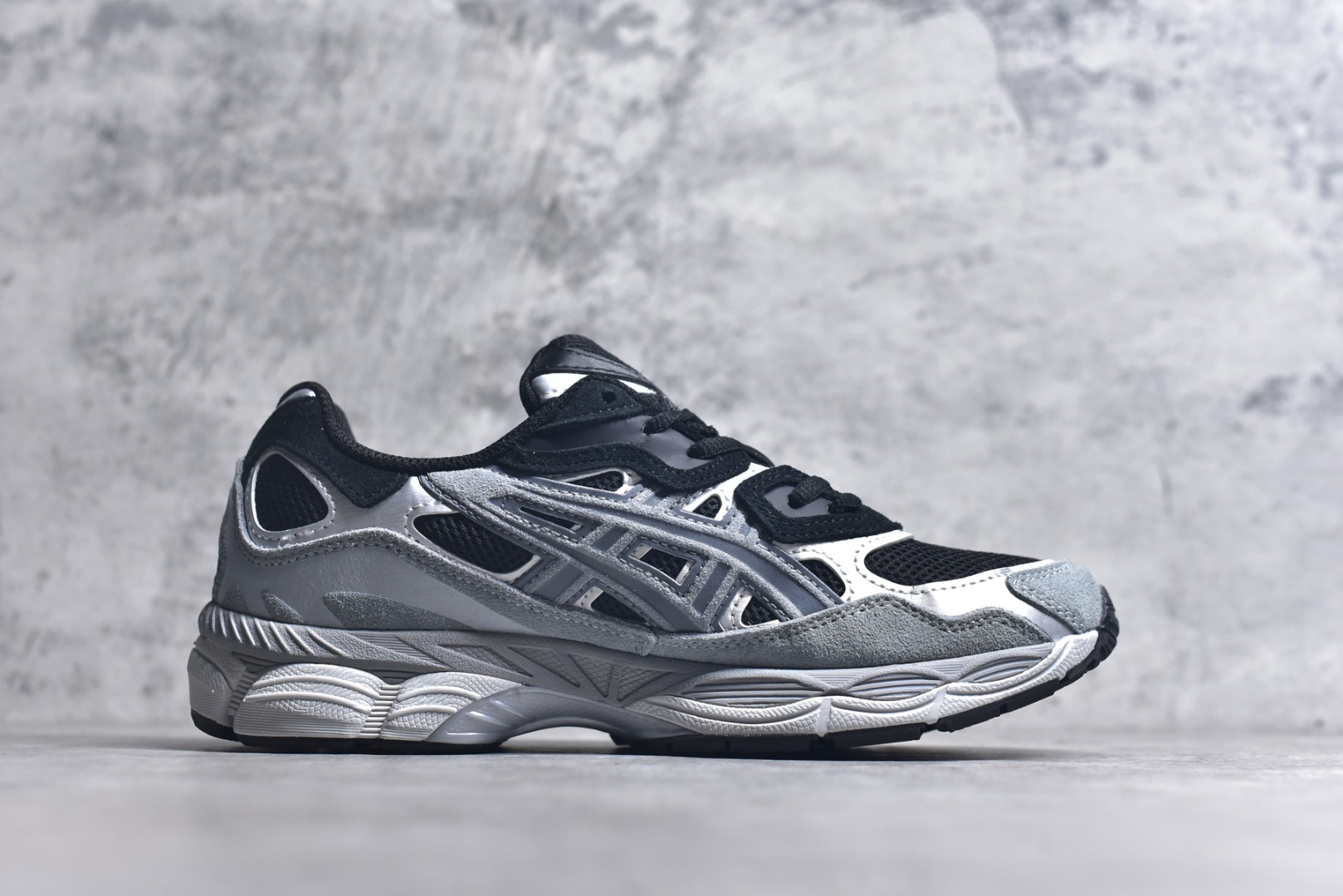 图片[3]-#Asics GEL-NYC 亚瑟士防滑耐磨透气低帮运动休闲鞋 GEL-NYC™ 运动鞋的灵感源自传统和现代高性能跑步风格 其鞋面结构参考了 2000 年代初的 GEL-NIMBUS™ 3 鞋 并将其与 MC-PLUS V 设计中的各种装饰融为一体 该工装通过使用 GEL-CUMULUS® 16 鞋的工装系统来对比鞋面的复古风格 通过轻质泡沫和 GEL® 技术嵌入物的结合 这种中底结构有助于创造先进的脚底舒适度 尺码：36 37 37.5 38 39 40.5 41.5 42 42.5 43.5 44 45-选品中心