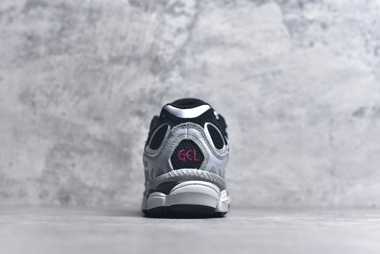 图片[5]-#Asics GEL-NYC 亚瑟士防滑耐磨透气低帮运动休闲鞋 GEL-NYC™ 运动鞋的灵感源自传统和现代高性能跑步风格 其鞋面结构参考了 2000 年代初的 GEL-NIMBUS™ 3 鞋 并将其与 MC-PLUS V 设计中的各种装饰融为一体 该工装通过使用 GEL-CUMULUS® 16 鞋的工装系统来对比鞋面的复古风格 通过轻质泡沫和 GEL® 技术嵌入物的结合 这种中底结构有助于创造先进的脚底舒适度 尺码：36 37 37.5 38 39 40.5 41.5 42 42.5 43.5 44 45-选品中心