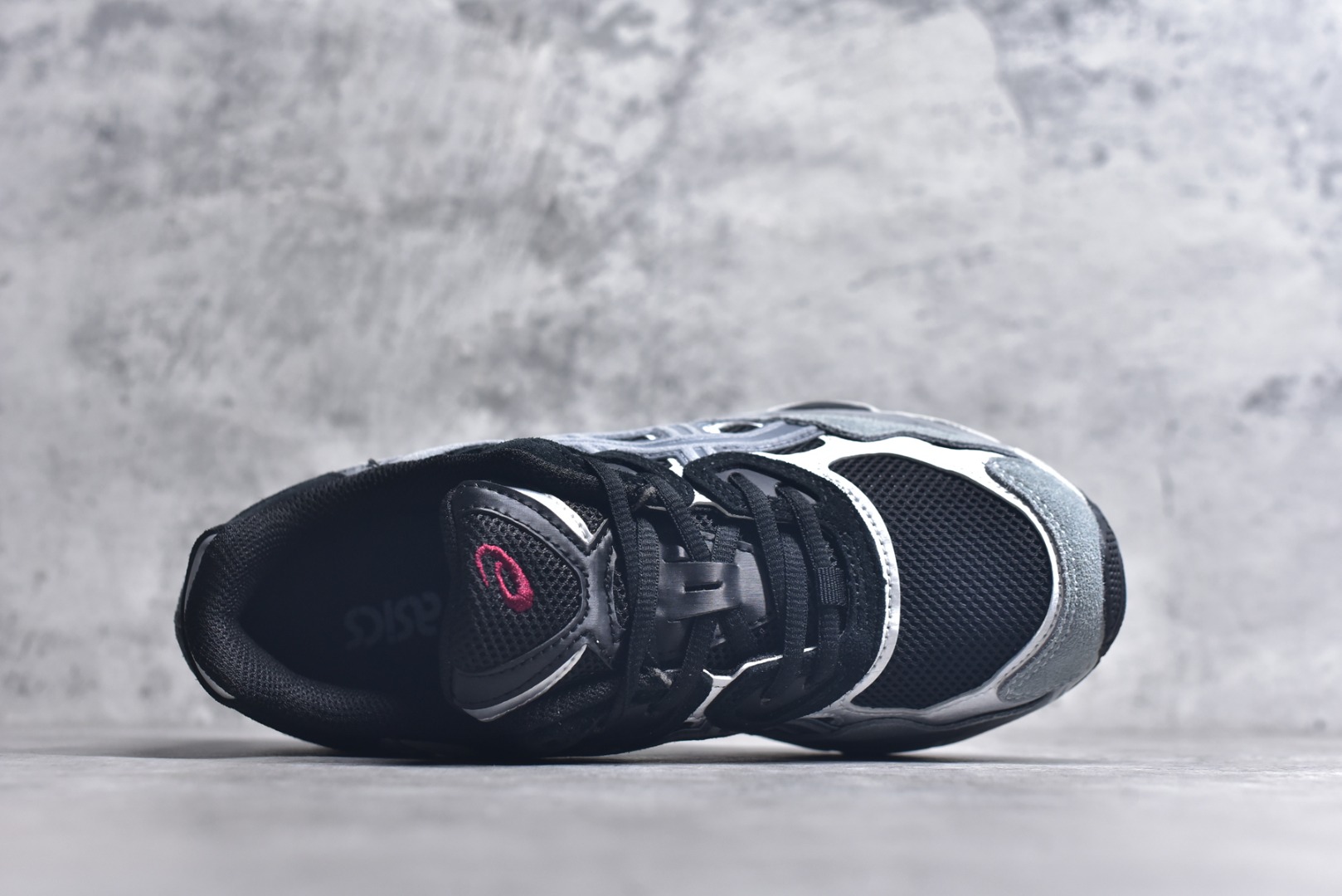 图片[4]-#Asics GEL-NYC 亚瑟士防滑耐磨透气低帮运动休闲鞋 GEL-NYC™ 运动鞋的灵感源自传统和现代高性能跑步风格 其鞋面结构参考了 2000 年代初的 GEL-NIMBUS™ 3 鞋 并将其与 MC-PLUS V 设计中的各种装饰融为一体 该工装通过使用 GEL-CUMULUS® 16 鞋的工装系统来对比鞋面的复古风格 通过轻质泡沫和 GEL® 技术嵌入物的结合 这种中底结构有助于创造先进的脚底舒适度 尺码：36 37 37.5 38 39 40.5 41.5 42 42.5 43.5 44 45-选品中心