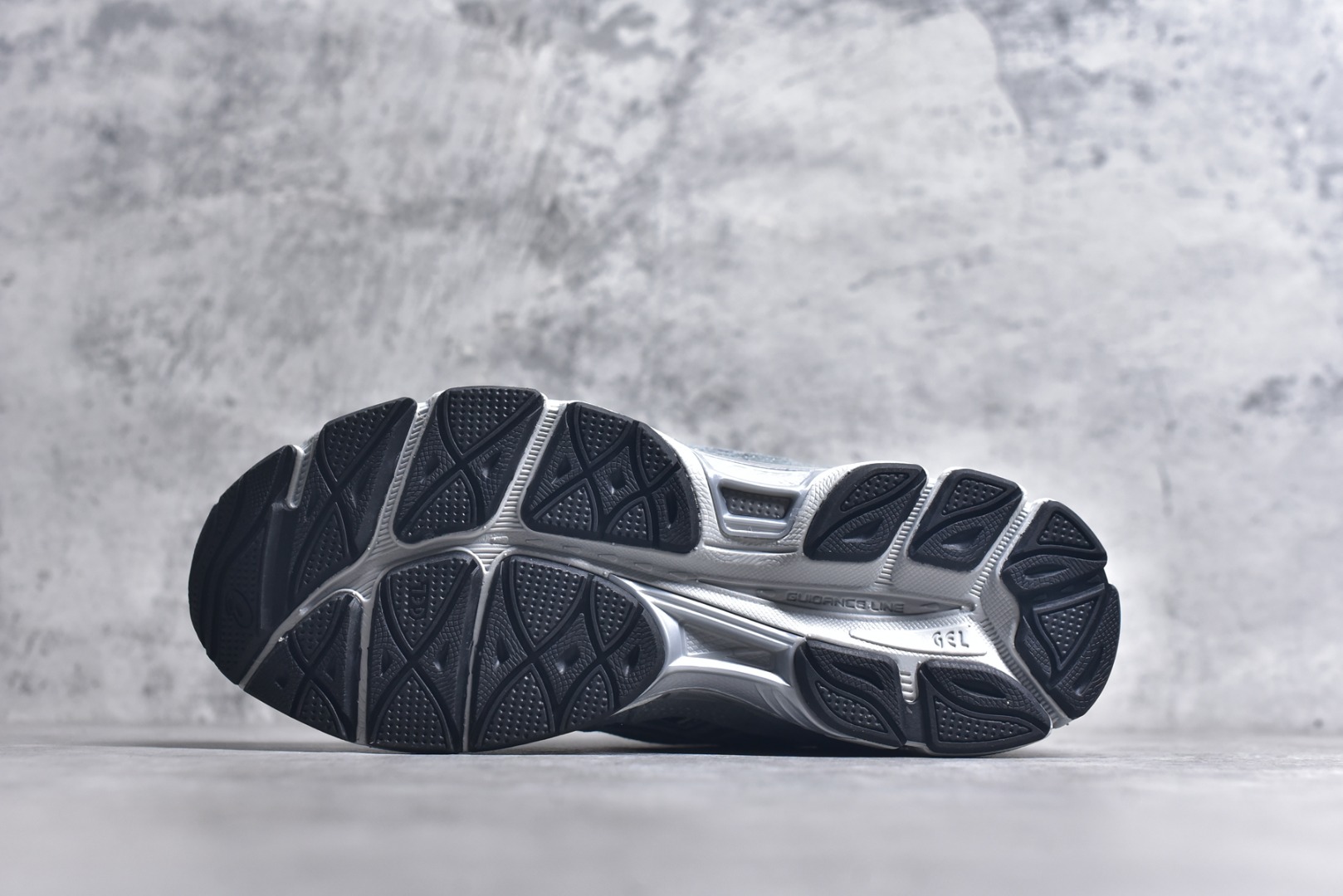 图片[6]-#Asics GEL-NYC 亚瑟士防滑耐磨透气低帮运动休闲鞋 GEL-NYC™ 运动鞋的灵感源自传统和现代高性能跑步风格 其鞋面结构参考了 2000 年代初的 GEL-NIMBUS™ 3 鞋 并将其与 MC-PLUS V 设计中的各种装饰融为一体 该工装通过使用 GEL-CUMULUS® 16 鞋的工装系统来对比鞋面的复古风格 通过轻质泡沫和 GEL® 技术嵌入物的结合 这种中底结构有助于创造先进的脚底舒适度 尺码：36 37 37.5 38 39 40.5 41.5 42 42.5 43.5 44 45-选品中心