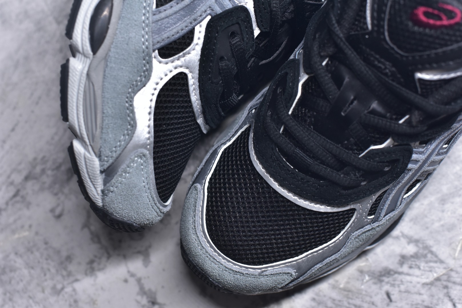 图片[8]-#Asics GEL-NYC 亚瑟士防滑耐磨透气低帮运动休闲鞋 GEL-NYC™ 运动鞋的灵感源自传统和现代高性能跑步风格 其鞋面结构参考了 2000 年代初的 GEL-NIMBUS™ 3 鞋 并将其与 MC-PLUS V 设计中的各种装饰融为一体 该工装通过使用 GEL-CUMULUS® 16 鞋的工装系统来对比鞋面的复古风格 通过轻质泡沫和 GEL® 技术嵌入物的结合 这种中底结构有助于创造先进的脚底舒适度 尺码：36 37 37.5 38 39 40.5 41.5 42 42.5 43.5 44 45-选品中心