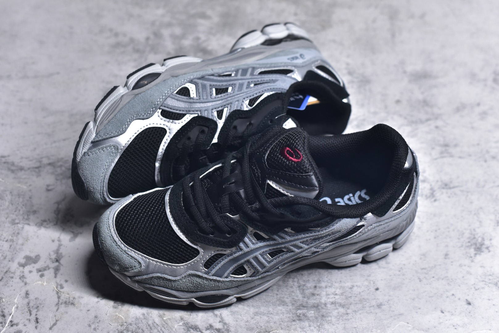 图片[7]-#Asics GEL-NYC 亚瑟士防滑耐磨透气低帮运动休闲鞋 GEL-NYC™ 运动鞋的灵感源自传统和现代高性能跑步风格 其鞋面结构参考了 2000 年代初的 GEL-NIMBUS™ 3 鞋 并将其与 MC-PLUS V 设计中的各种装饰融为一体 该工装通过使用 GEL-CUMULUS® 16 鞋的工装系统来对比鞋面的复古风格 通过轻质泡沫和 GEL® 技术嵌入物的结合 这种中底结构有助于创造先进的脚底舒适度 尺码：36 37 37.5 38 39 40.5 41.5 42 42.5 43.5 44 45-选品中心