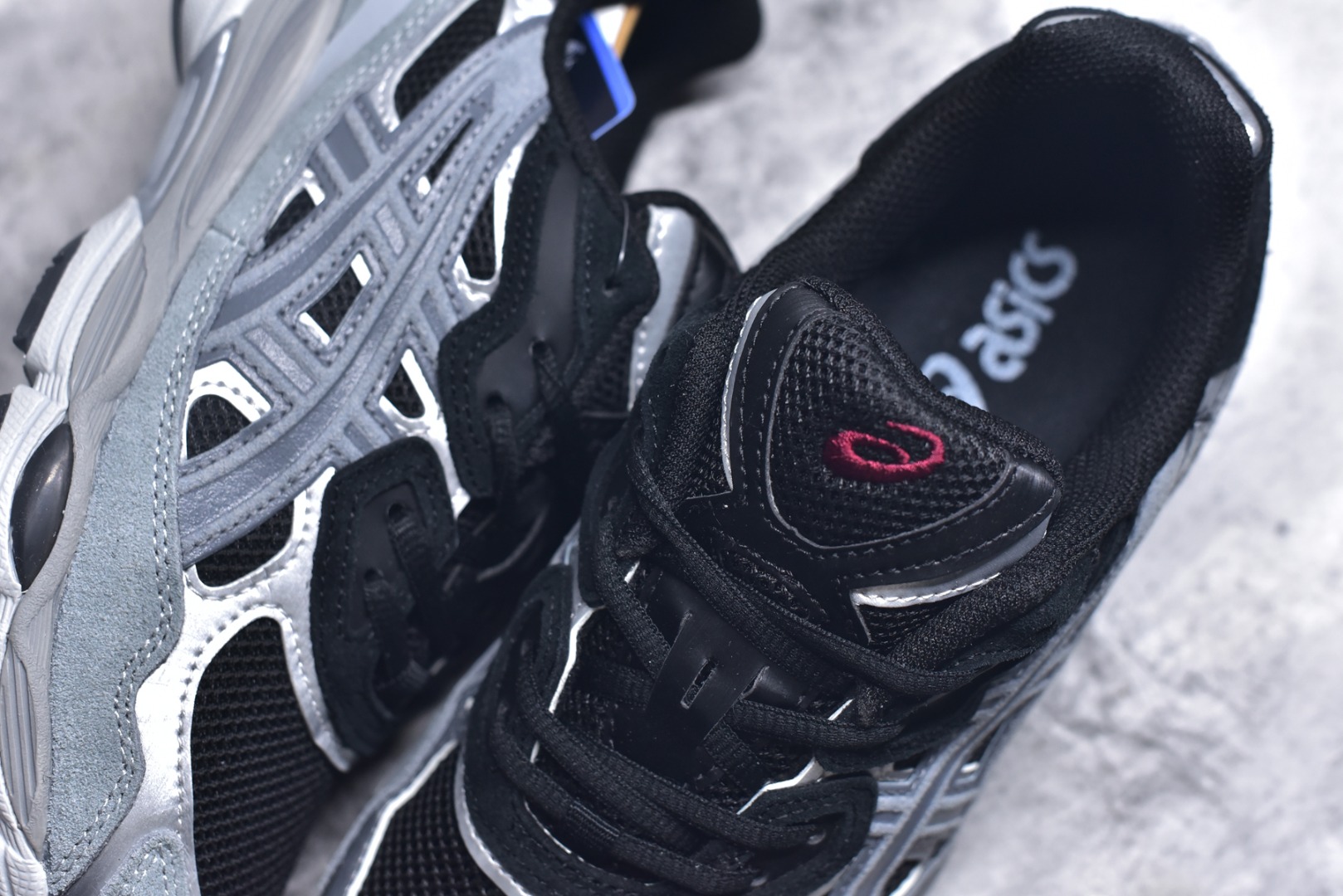 图片[9]-#Asics GEL-NYC 亚瑟士防滑耐磨透气低帮运动休闲鞋 GEL-NYC™ 运动鞋的灵感源自传统和现代高性能跑步风格 其鞋面结构参考了 2000 年代初的 GEL-NIMBUS™ 3 鞋 并将其与 MC-PLUS V 设计中的各种装饰融为一体 该工装通过使用 GEL-CUMULUS® 16 鞋的工装系统来对比鞋面的复古风格 通过轻质泡沫和 GEL® 技术嵌入物的结合 这种中底结构有助于创造先进的脚底舒适度 尺码：36 37 37.5 38 39 40.5 41.5 42 42.5 43.5 44 45-选品中心