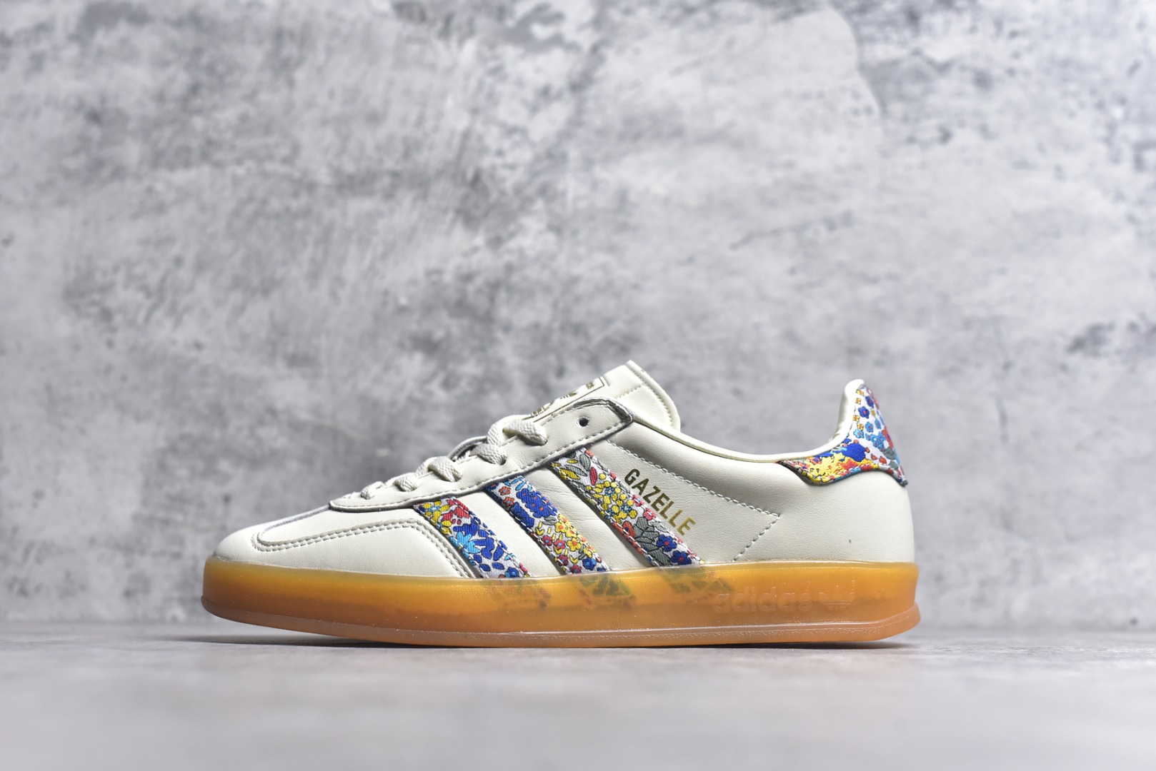 #AD Gazelle Indoor Trainers 羚羊内训系列低帮复古百搭休闲运动德训风板鞋 JH7370 90年代经典的复刻版！自60年代以足球训练鞋面世以来,Gazelle就以其经典设计席卷全球。1991年版本的复刻,再造经典Gazelle。采用皮革打造,搭配浊色细节,让这款经典更加简约。尺码：35.5-45-选品中心