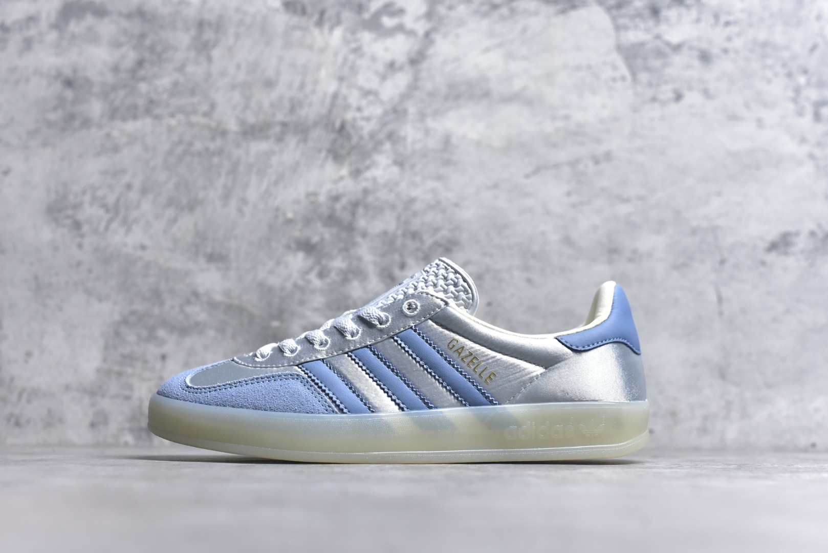 #AD Gazelle Indoor Trainers 羚羊内训系列低帮复古百搭休闲运动德训风板鞋 JI2711 90年代经典的复刻版！自60年代以足球训练鞋面世以来,Gazelle就以其经典设计席卷全球。1991年版本的复刻,再造经典Gazelle。采用皮革打造,搭配浊色细节,让这款经典更加简约。尺码：35.5-45-选品中心