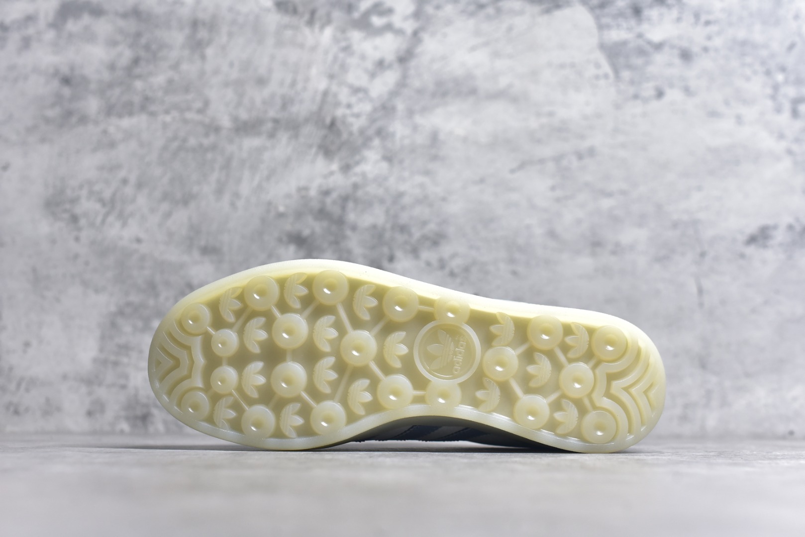图片[6]-#AD Gazelle Indoor Trainers 羚羊内训系列低帮复古百搭休闲运动德训风板鞋 JI2711 90年代经典的复刻版！自60年代以足球训练鞋面世以来,Gazelle就以其经典设计席卷全球。1991年版本的复刻,再造经典Gazelle。采用皮革打造,搭配浊色细节,让这款经典更加简约。尺码：35.5-45-选品中心