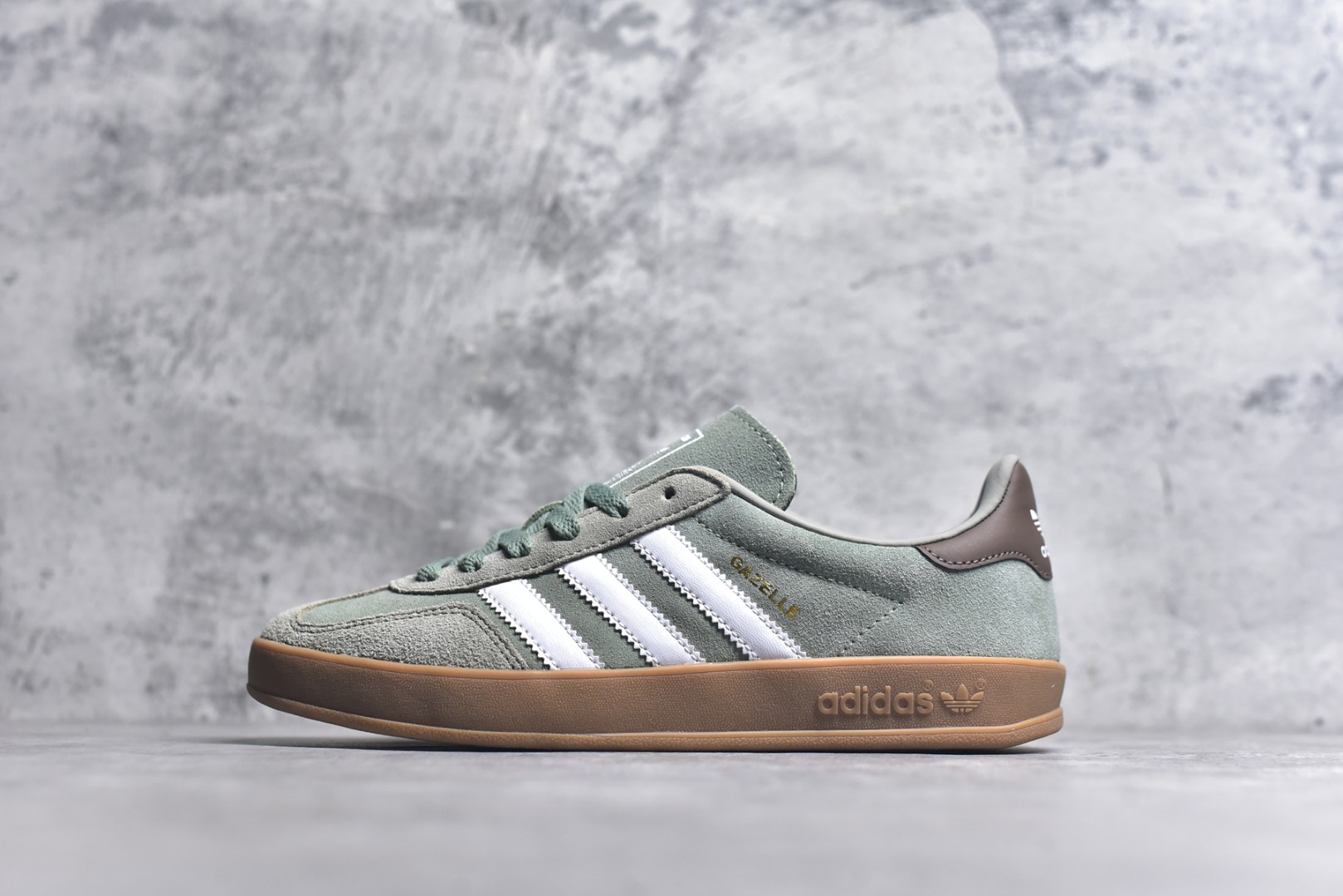#AD Gazelle Indoor Trainers 羚羊内训系列低帮复古百搭休闲运动德训风板鞋 JI3526 90年代经典的复刻版！自60年代以足球训练鞋面世以来,Gazelle就以其经典设计席卷全球。1991年版本的复刻,再造经典Gazelle。采用皮革打造,搭配浊色细节,让这款经典更加简约。尺码：35.5-45-选品中心