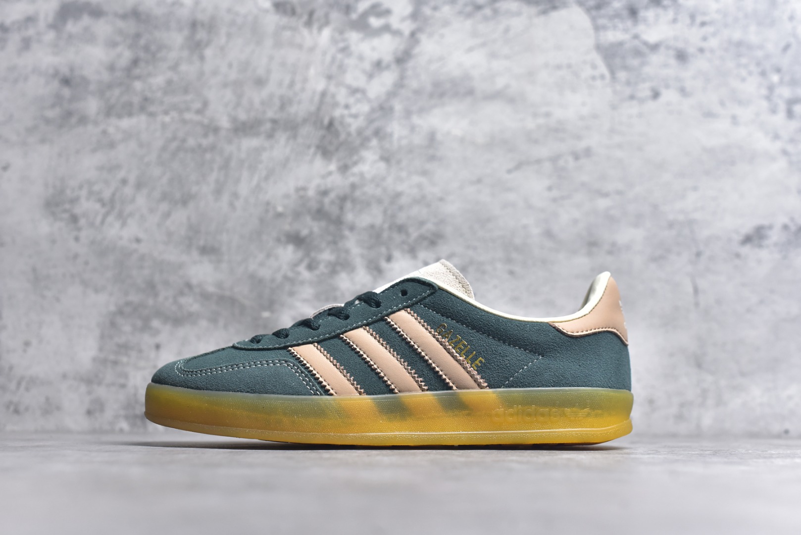 #AD Gazelle Indoor Trainers 羚羊内训系列低帮复古百搭休闲运动德训风板鞋 JH5402 90年代经典的复刻版！自60年代以足球训练鞋面世以来,Gazelle就以其经典设计席卷全球。1991年版本的复刻,再造经典Gazelle。采用皮革打造,搭配浊色细节,让这款经典更加简约。尺码：35.5-45-选品中心
