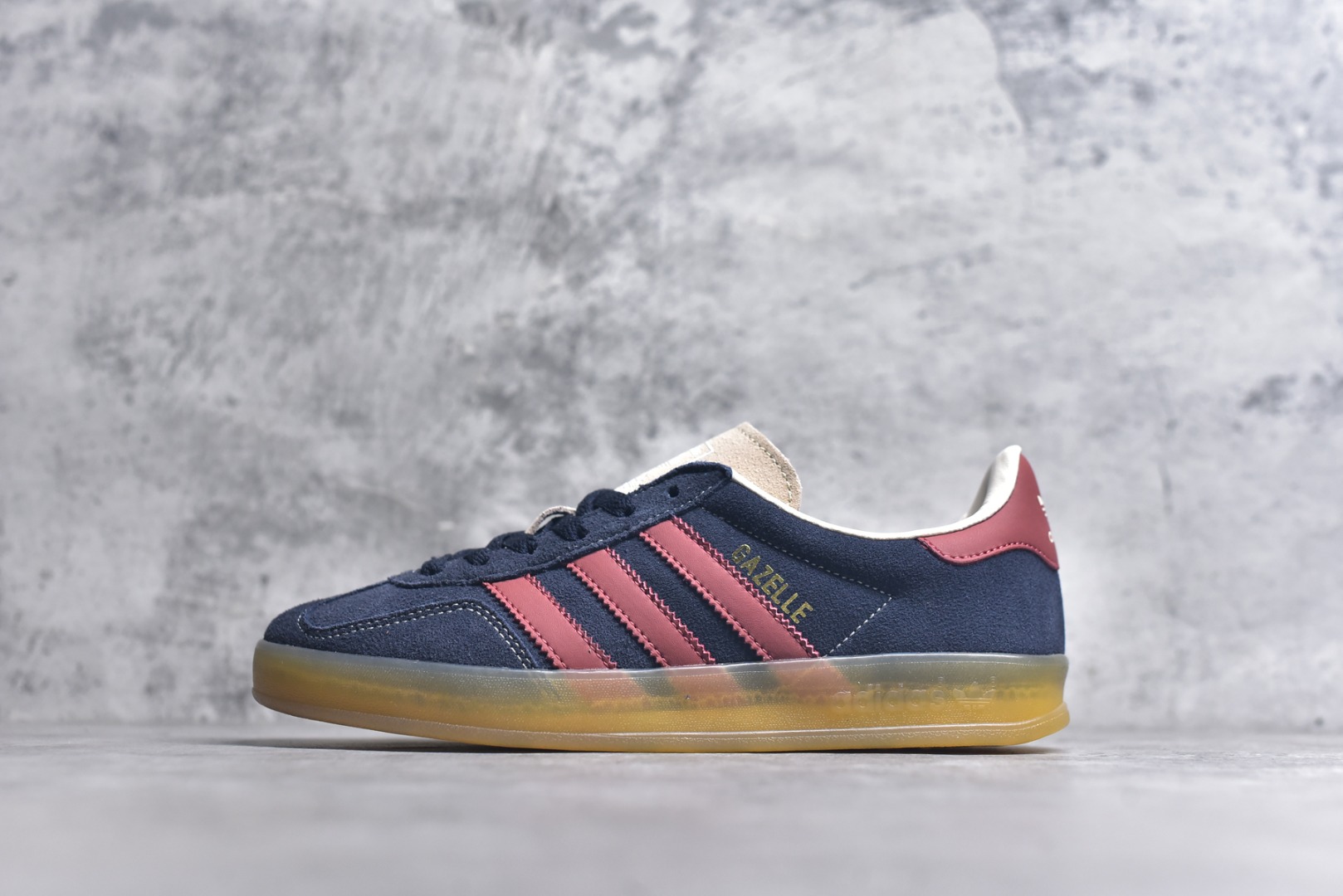 #AD Gazelle Indoor Trainers 羚羊内训系列低帮复古百搭休闲运动德训风板鞋 JH5404 90年代经典的复刻版！自60年代以足球训练鞋面世以来,Gazelle就以其经典设计席卷全球。1991年版本的复刻,再造经典Gazelle。采用皮革打造,搭配浊色细节,让这款经典更加简约。尺码：35.5-45-选品中心