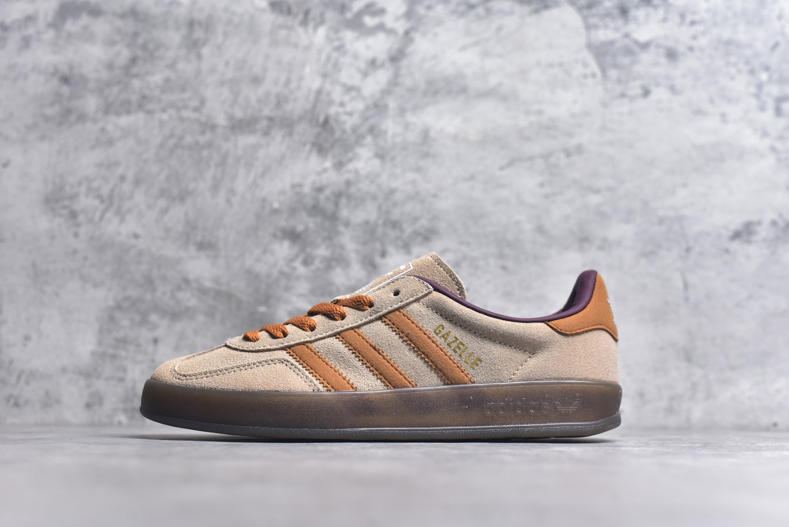 #AD Gazelle Indoor Trainers 羚羊内训系列低帮复古百搭休闲运动德训风板鞋 JH5412 90年代经典的复刻版！自60年代以足球训练鞋面世以来,Gazelle就以其经典设计席卷全球。1991年版本的复刻,再造经典Gazelle。采用皮革打造,搭配浊色细节,让这款经典更加简约。尺码：35.5-45-选品中心