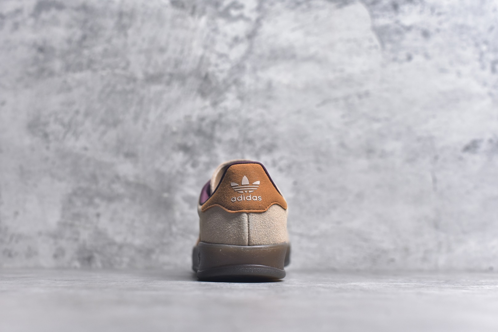 图片[5]-#AD Gazelle Indoor Trainers 羚羊内训系列低帮复古百搭休闲运动德训风板鞋 JH5412 90年代经典的复刻版！自60年代以足球训练鞋面世以来,Gazelle就以其经典设计席卷全球。1991年版本的复刻,再造经典Gazelle。采用皮革打造,搭配浊色细节,让这款经典更加简约。尺码：35.5-45-选品中心