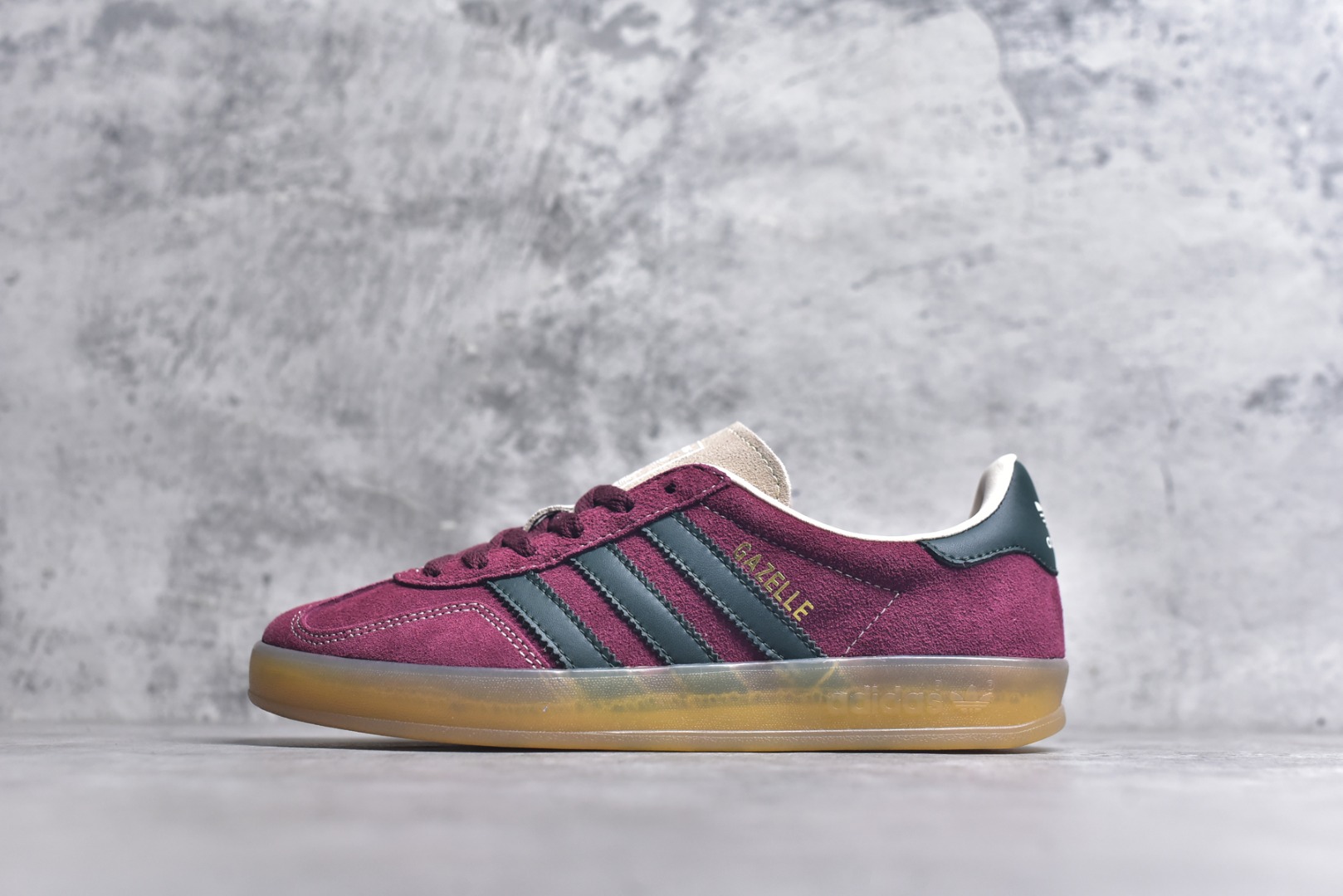 #AD Gazelle Indoor Trainers 羚羊内训系列低帮复古百搭休闲运动德训风板鞋 JH5403 90年代经典的复刻版！自60年代以足球训练鞋面世以来,Gazelle就以其经典设计席卷全球。1991年版本的复刻,再造经典Gazelle。采用皮革打造,搭配浊色细节,让这款经典更加简约。尺码：35.5-45-选品中心
