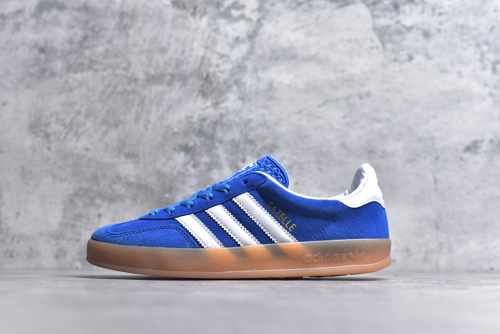 #AD Gazelle Indoor Trainers 羚羊内训系列低帮复古百搭休闲运动德训风板鞋 JI2061 90年代经典的复刻版！自60年代以足球训练鞋面世以来,Gazelle就以其经典设计席卷全球。1991年版本的复刻,再造经典Gazelle。采用皮革打造,搭配浊色细节,让这款经典更加简约。尺码：35.5-45-选品中心