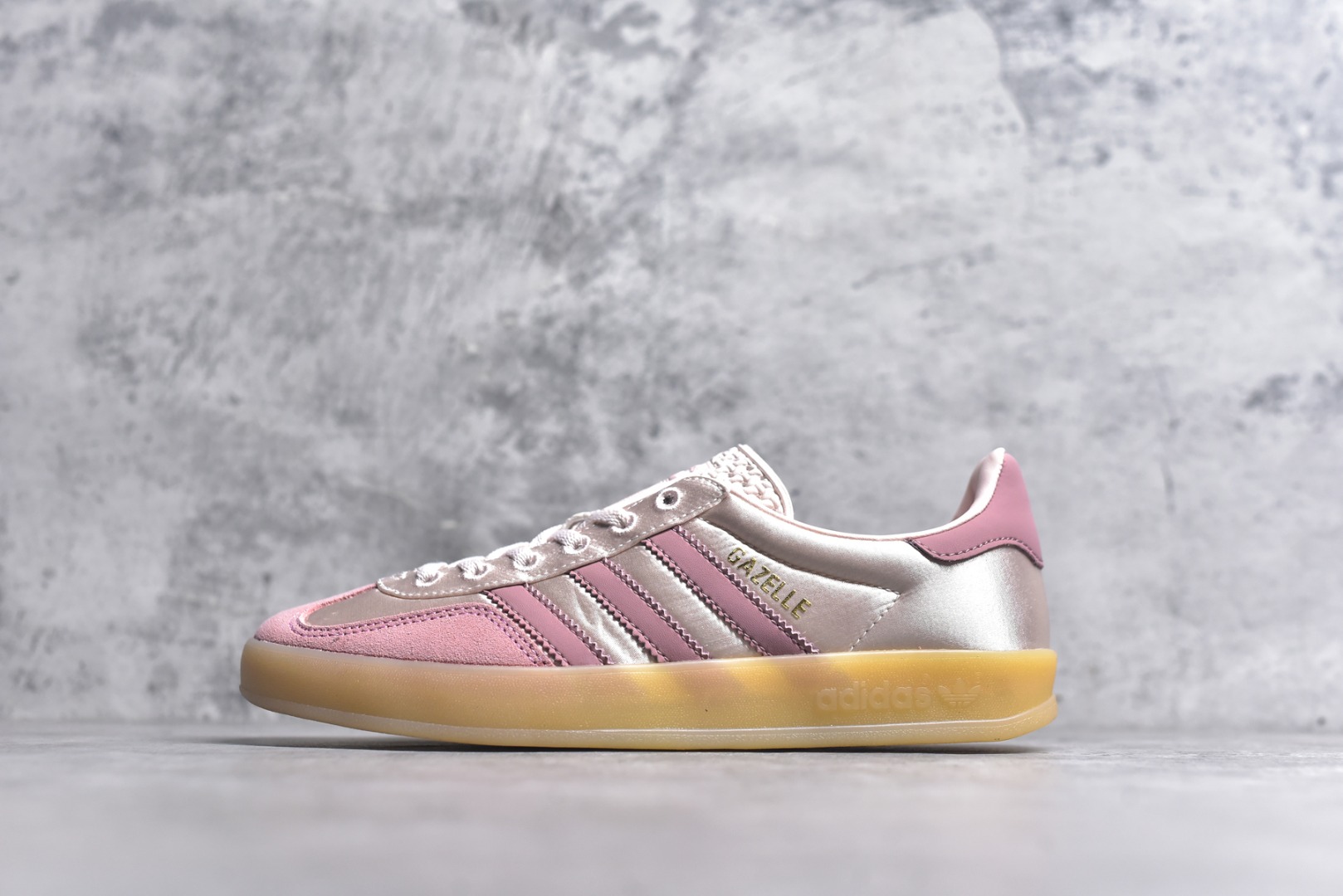 #AD Gazelle Indoor Trainers 羚羊内训系列低帮复古百搭休闲运动德训风板鞋 JI2709 90年代经典的复刻版！自60年代以足球训练鞋面世以来,Gazelle就以其经典设计席卷全球。1991年版本的复刻,再造经典Gazelle。采用皮革打造,搭配浊色细节,让这款经典更加简约。尺码：35.5-45-选品中心