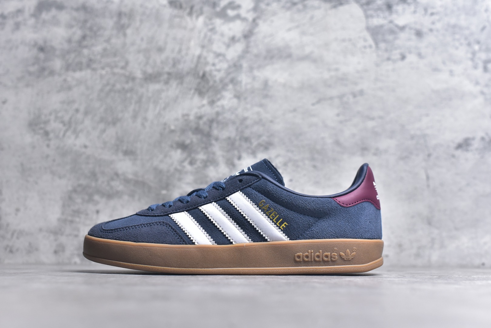 #AD Gazelle Indoor Trainers 羚羊内训系列低帮复古百搭休闲运动德训风板鞋 JI3522 90年代经典的复刻版！自60年代以足球训练鞋面世以来,Gazelle就以其经典设计席卷全球。1991年版本的复刻,再造经典Gazelle。采用皮革打造,搭配浊色细节,让这款经典更加简约。尺码：35.5-45-选品中心