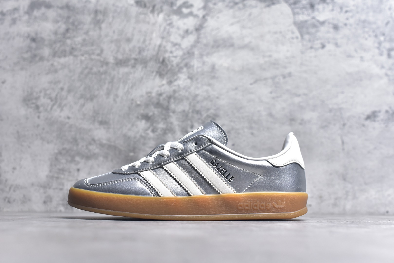 #AD Gazelle Indoor Trainers 羚羊内训系列低帮复古百搭休闲运动德训风板鞋 JR1206 90年代经典的复刻版！自60年代以足球训练鞋面世以来,Gazelle就以其经典设计席卷全球。1991年版本的复刻,再造经典Gazelle。采用皮革打造,搭配浊色细节,让这款经典更加简约。尺码：35.5-45-选品中心
