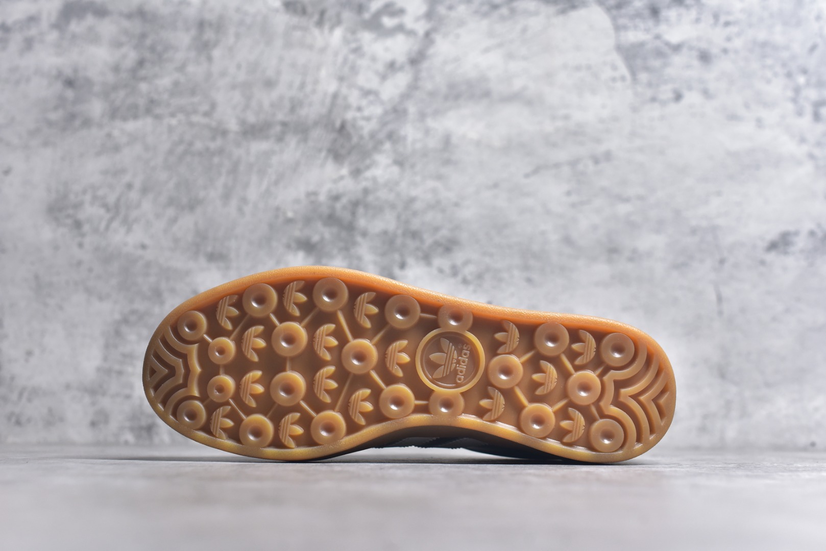 图片[6]-#AD Gazelle Indoor Trainers 羚羊内训系列低帮复古百搭休闲运动德训风板鞋 JR1206 90年代经典的复刻版！自60年代以足球训练鞋面世以来,Gazelle就以其经典设计席卷全球。1991年版本的复刻,再造经典Gazelle。采用皮革打造,搭配浊色细节,让这款经典更加简约。尺码：35.5-45-选品中心
