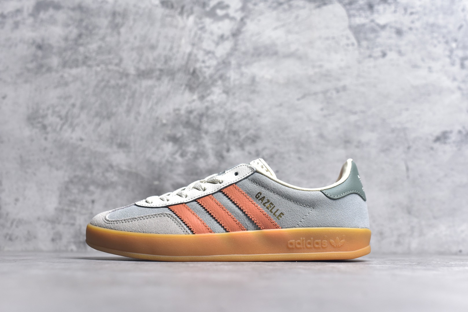 #AD Gazelle Indoor Trainers 羚羊内训系列低帮复古百搭休闲运动德训风板鞋 JQ0011 90年代经典的复刻版！自60年代以足球训练鞋面世以来,Gazelle就以其经典设计席卷全球。1991年版本的复刻,再造经典Gazelle。采用皮革打造,搭配浊色细节,让这款经典更加简约。尺码：35.5-45-选品中心