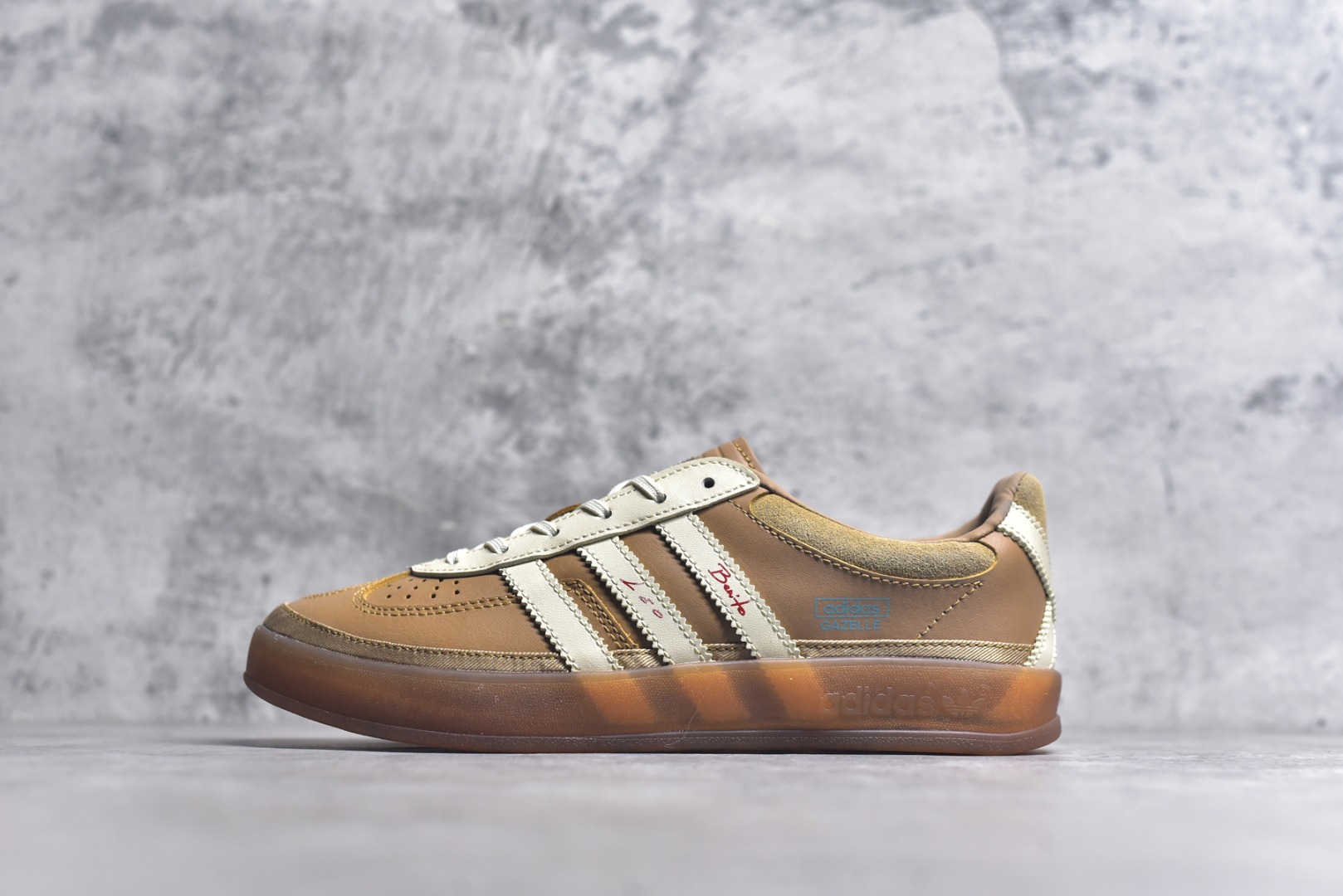 #坏痞兔Bad Bunny x AD Gazelle Indoor Trainers 联名羚羊内训系列低帮复古百搭休闲运动德训风板鞋 JR0182 Bad Bunny本人在杂志拍摄时率先上脚带一波节奏，emm，手上拿的杂志封面还是Kylie，看来前女友和布克重新约会，这位哥也还是没放下啊…回到鞋款本身，整体选择了简约的黑白皮革搭配浅灰色长绒麂皮材质，最后以半透明生胶大底收尾，质感在线。不同于以往联名的调色盘操作，Bad Bunny对Gazelle indoor进行了加宽加厚处理，以及鞋头变形的设计，带来全新的歪头面包鞋型Gazelle。此外，鞋款标签直接呈现在后跟处，鞋侧adidas标识下方还加入了\”benito\”字样，辨识度拉满。尺码：35.5-45-选品中心