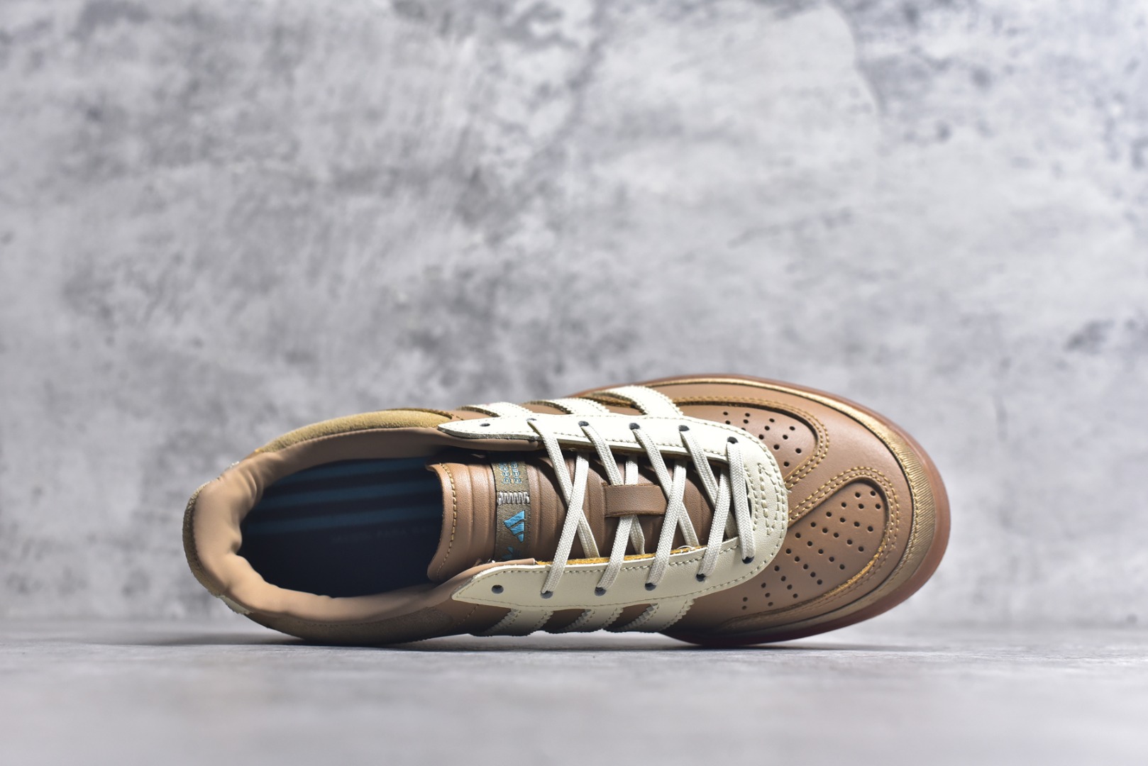 图片[4]-#坏痞兔Bad Bunny x AD Gazelle Indoor Trainers 联名羚羊内训系列低帮复古百搭休闲运动德训风板鞋 JR0182 Bad Bunny本人在杂志拍摄时率先上脚带一波节奏，emm，手上拿的杂志封面还是Kylie，看来前女友和布克重新约会，这位哥也还是没放下啊…回到鞋款本身，整体选择了简约的黑白皮革搭配浅灰色长绒麂皮材质，最后以半透明生胶大底收尾，质感在线。不同于以往联名的调色盘操作，Bad Bunny对Gazelle indoor进行了加宽加厚处理，以及鞋头变形的设计，带来全新的歪头面包鞋型Gazelle。此外，鞋款标签直接呈现在后跟处，鞋侧adidas标识下方还加入了\”benito\”字样，辨识度拉满。尺码：35.5-45-选品中心