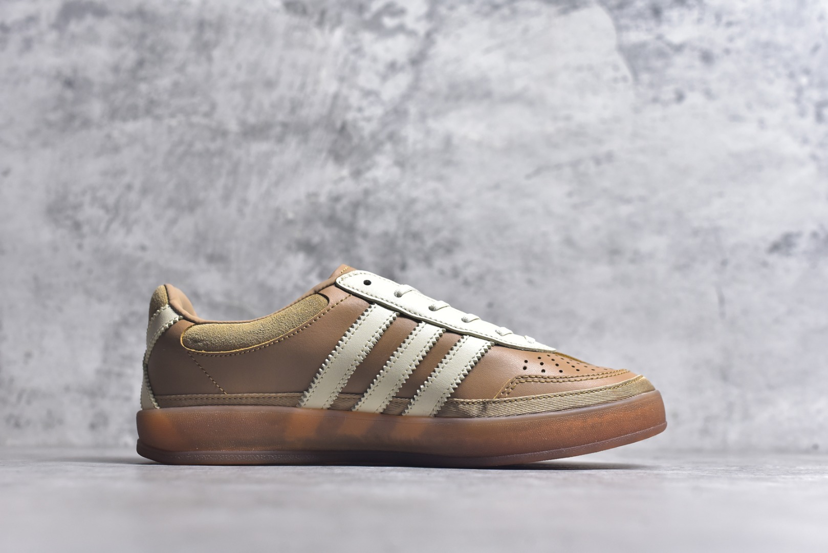 图片[3]-#坏痞兔Bad Bunny x AD Gazelle Indoor Trainers 联名羚羊内训系列低帮复古百搭休闲运动德训风板鞋 JR0182 Bad Bunny本人在杂志拍摄时率先上脚带一波节奏，emm，手上拿的杂志封面还是Kylie，看来前女友和布克重新约会，这位哥也还是没放下啊…回到鞋款本身，整体选择了简约的黑白皮革搭配浅灰色长绒麂皮材质，最后以半透明生胶大底收尾，质感在线。不同于以往联名的调色盘操作，Bad Bunny对Gazelle indoor进行了加宽加厚处理，以及鞋头变形的设计，带来全新的歪头面包鞋型Gazelle。此外，鞋款标签直接呈现在后跟处，鞋侧adidas标识下方还加入了\”benito\”字样，辨识度拉满。尺码：35.5-45-选品中心