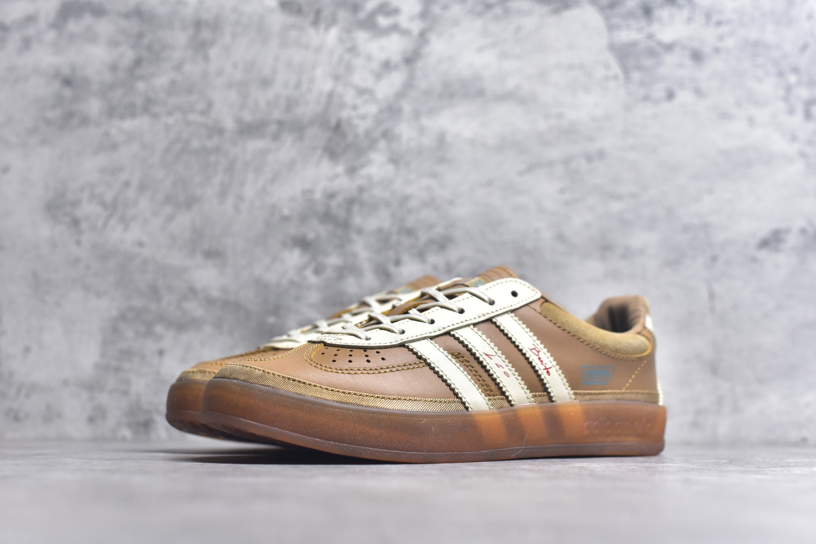图片[2]-#坏痞兔Bad Bunny x AD Gazelle Indoor Trainers 联名羚羊内训系列低帮复古百搭休闲运动德训风板鞋 JR0182 Bad Bunny本人在杂志拍摄时率先上脚带一波节奏，emm，手上拿的杂志封面还是Kylie，看来前女友和布克重新约会，这位哥也还是没放下啊…回到鞋款本身，整体选择了简约的黑白皮革搭配浅灰色长绒麂皮材质，最后以半透明生胶大底收尾，质感在线。不同于以往联名的调色盘操作，Bad Bunny对Gazelle indoor进行了加宽加厚处理，以及鞋头变形的设计，带来全新的歪头面包鞋型Gazelle。此外，鞋款标签直接呈现在后跟处，鞋侧adidas标识下方还加入了\”benito\”字样，辨识度拉满。尺码：35.5-45-选品中心