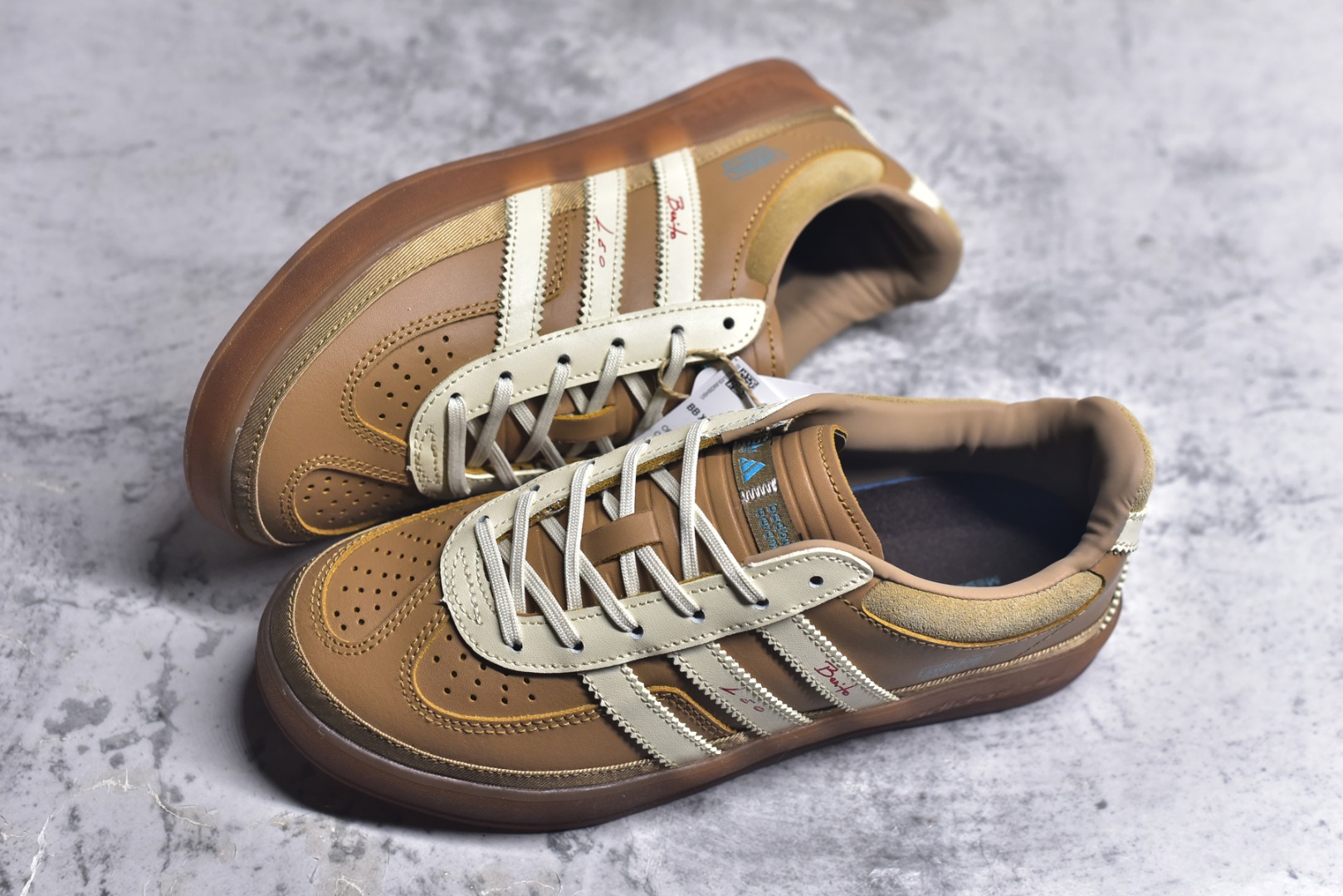 图片[7]-#坏痞兔Bad Bunny x AD Gazelle Indoor Trainers 联名羚羊内训系列低帮复古百搭休闲运动德训风板鞋 JR0182 Bad Bunny本人在杂志拍摄时率先上脚带一波节奏，emm，手上拿的杂志封面还是Kylie，看来前女友和布克重新约会，这位哥也还是没放下啊…回到鞋款本身，整体选择了简约的黑白皮革搭配浅灰色长绒麂皮材质，最后以半透明生胶大底收尾，质感在线。不同于以往联名的调色盘操作，Bad Bunny对Gazelle indoor进行了加宽加厚处理，以及鞋头变形的设计，带来全新的歪头面包鞋型Gazelle。此外，鞋款标签直接呈现在后跟处，鞋侧adidas标识下方还加入了\”benito\”字样，辨识度拉满。尺码：35.5-45-选品中心