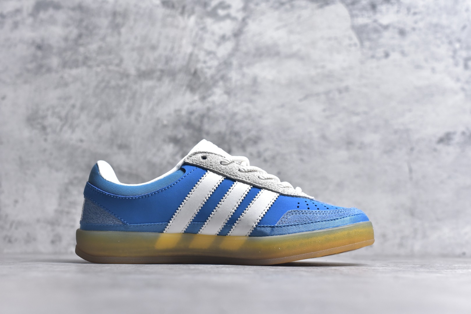 图片[3]-#坏痞兔Bad Bunny x AD Gazelle Indoor Trainers 联名羚羊内训系列低帮复古百搭休闲运动德训风板鞋 IF9734 Bad Bunny本人在杂志拍摄时率先上脚带一波节奏，emm，手上拿的杂志封面还是Kylie，看来前女友和布克重新约会，这位哥也还是没放下啊…回到鞋款本身，整体选择了简约的黑白皮革搭配浅灰色长绒麂皮材质，最后以半透明生胶大底收尾，质感在线。不同于以往联名的调色盘操作，Bad Bunny对Gazelle indoor进行了加宽加厚处理，以及鞋头变形的设计，带来全新的歪头面包鞋型Gazelle。此外，鞋款标签直接呈现在后跟处，鞋侧adidas标识下方还加入了\”benito\”字样，辨识度拉满。尺码：35.5-45-选品中心
