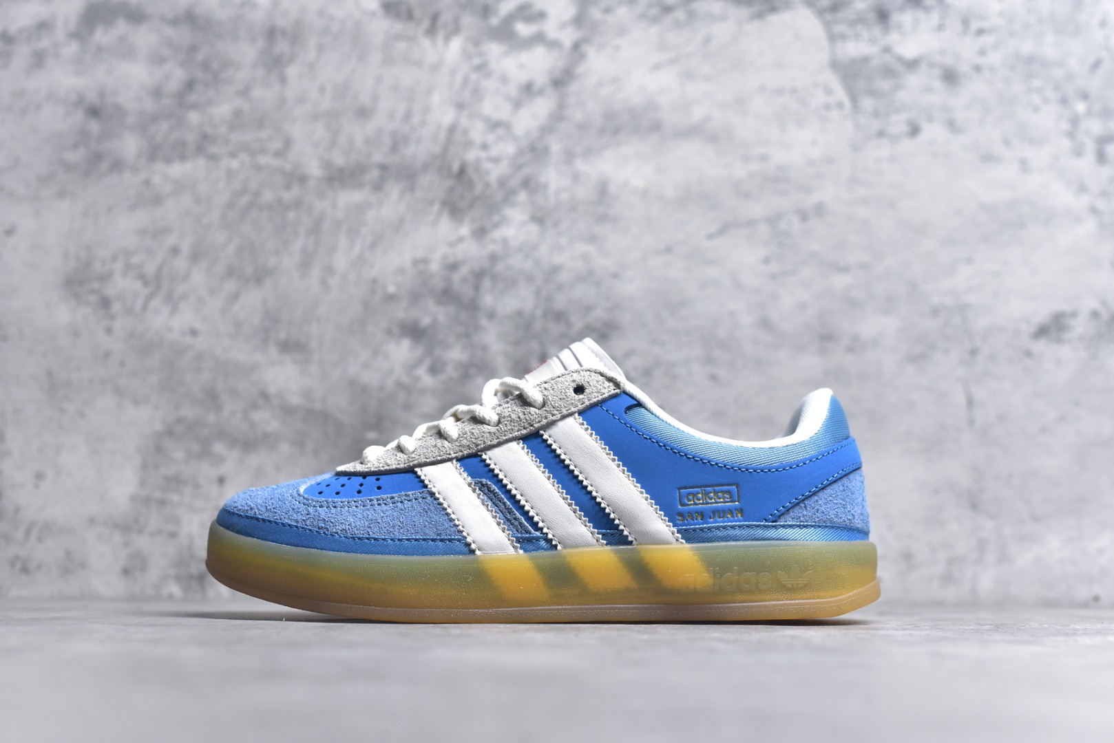 #坏痞兔Bad Bunny x AD Gazelle Indoor Trainers 联名羚羊内训系列低帮复古百搭休闲运动德训风板鞋 IF9734 Bad Bunny本人在杂志拍摄时率先上脚带一波节奏，emm，手上拿的杂志封面还是Kylie，看来前女友和布克重新约会，这位哥也还是没放下啊…回到鞋款本身，整体选择了简约的黑白皮革搭配浅灰色长绒麂皮材质，最后以半透明生胶大底收尾，质感在线。不同于以往联名的调色盘操作，Bad Bunny对Gazelle indoor进行了加宽加厚处理，以及鞋头变形的设计，带来全新的歪头面包鞋型Gazelle。此外，鞋款标签直接呈现在后跟处，鞋侧adidas标识下方还加入了\”benito\”字样，辨识度拉满。尺码：35.5-45-选品中心