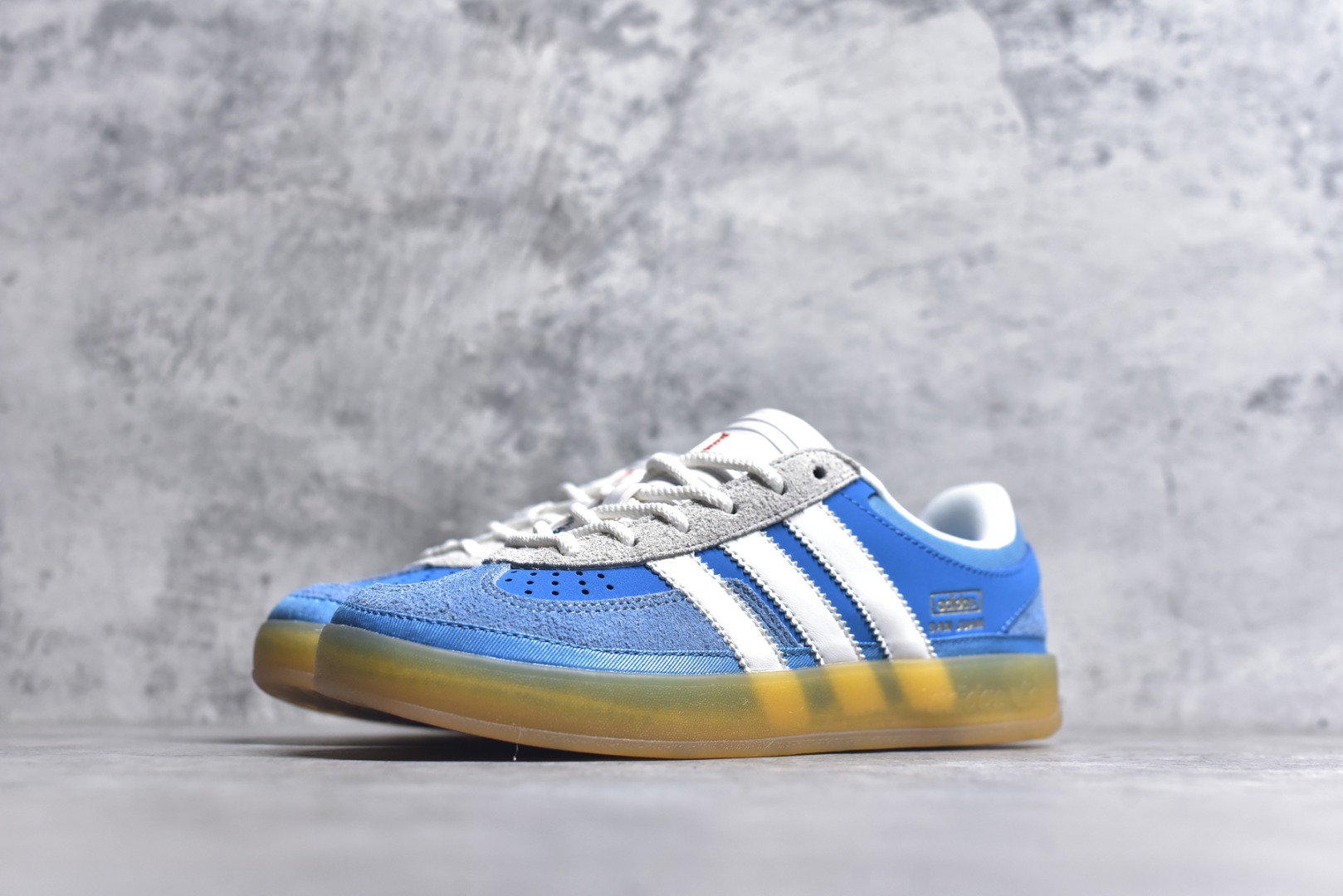 图片[2]-#坏痞兔Bad Bunny x AD Gazelle Indoor Trainers 联名羚羊内训系列低帮复古百搭休闲运动德训风板鞋 IF9734 Bad Bunny本人在杂志拍摄时率先上脚带一波节奏，emm，手上拿的杂志封面还是Kylie，看来前女友和布克重新约会，这位哥也还是没放下啊…回到鞋款本身，整体选择了简约的黑白皮革搭配浅灰色长绒麂皮材质，最后以半透明生胶大底收尾，质感在线。不同于以往联名的调色盘操作，Bad Bunny对Gazelle indoor进行了加宽加厚处理，以及鞋头变形的设计，带来全新的歪头面包鞋型Gazelle。此外，鞋款标签直接呈现在后跟处，鞋侧adidas标识下方还加入了\”benito\”字样，辨识度拉满。尺码：35.5-45-选品中心