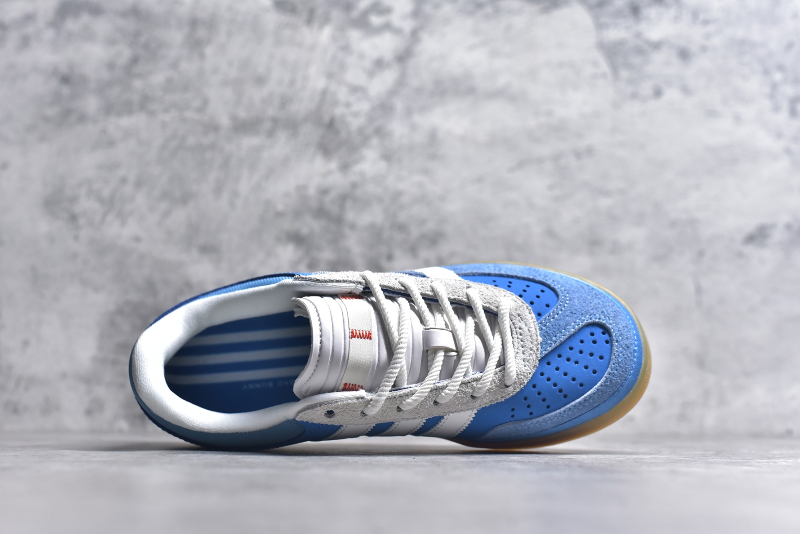 图片[4]-#坏痞兔Bad Bunny x AD Gazelle Indoor Trainers 联名羚羊内训系列低帮复古百搭休闲运动德训风板鞋 IF9734 Bad Bunny本人在杂志拍摄时率先上脚带一波节奏，emm，手上拿的杂志封面还是Kylie，看来前女友和布克重新约会，这位哥也还是没放下啊…回到鞋款本身，整体选择了简约的黑白皮革搭配浅灰色长绒麂皮材质，最后以半透明生胶大底收尾，质感在线。不同于以往联名的调色盘操作，Bad Bunny对Gazelle indoor进行了加宽加厚处理，以及鞋头变形的设计，带来全新的歪头面包鞋型Gazelle。此外，鞋款标签直接呈现在后跟处，鞋侧adidas标识下方还加入了\”benito\”字样，辨识度拉满。尺码：35.5-45-选品中心
