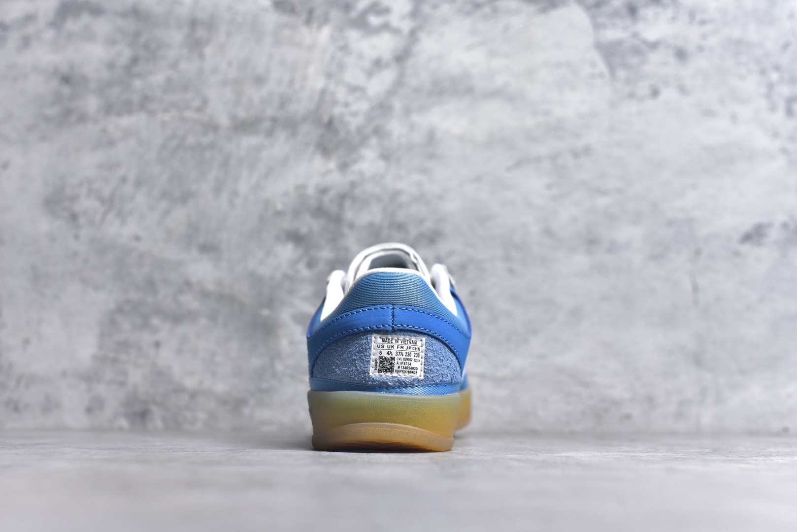 图片[5]-#坏痞兔Bad Bunny x AD Gazelle Indoor Trainers 联名羚羊内训系列低帮复古百搭休闲运动德训风板鞋 IF9734 Bad Bunny本人在杂志拍摄时率先上脚带一波节奏，emm，手上拿的杂志封面还是Kylie，看来前女友和布克重新约会，这位哥也还是没放下啊…回到鞋款本身，整体选择了简约的黑白皮革搭配浅灰色长绒麂皮材质，最后以半透明生胶大底收尾，质感在线。不同于以往联名的调色盘操作，Bad Bunny对Gazelle indoor进行了加宽加厚处理，以及鞋头变形的设计，带来全新的歪头面包鞋型Gazelle。此外，鞋款标签直接呈现在后跟处，鞋侧adidas标识下方还加入了\”benito\”字样，辨识度拉满。尺码：35.5-45-选品中心
