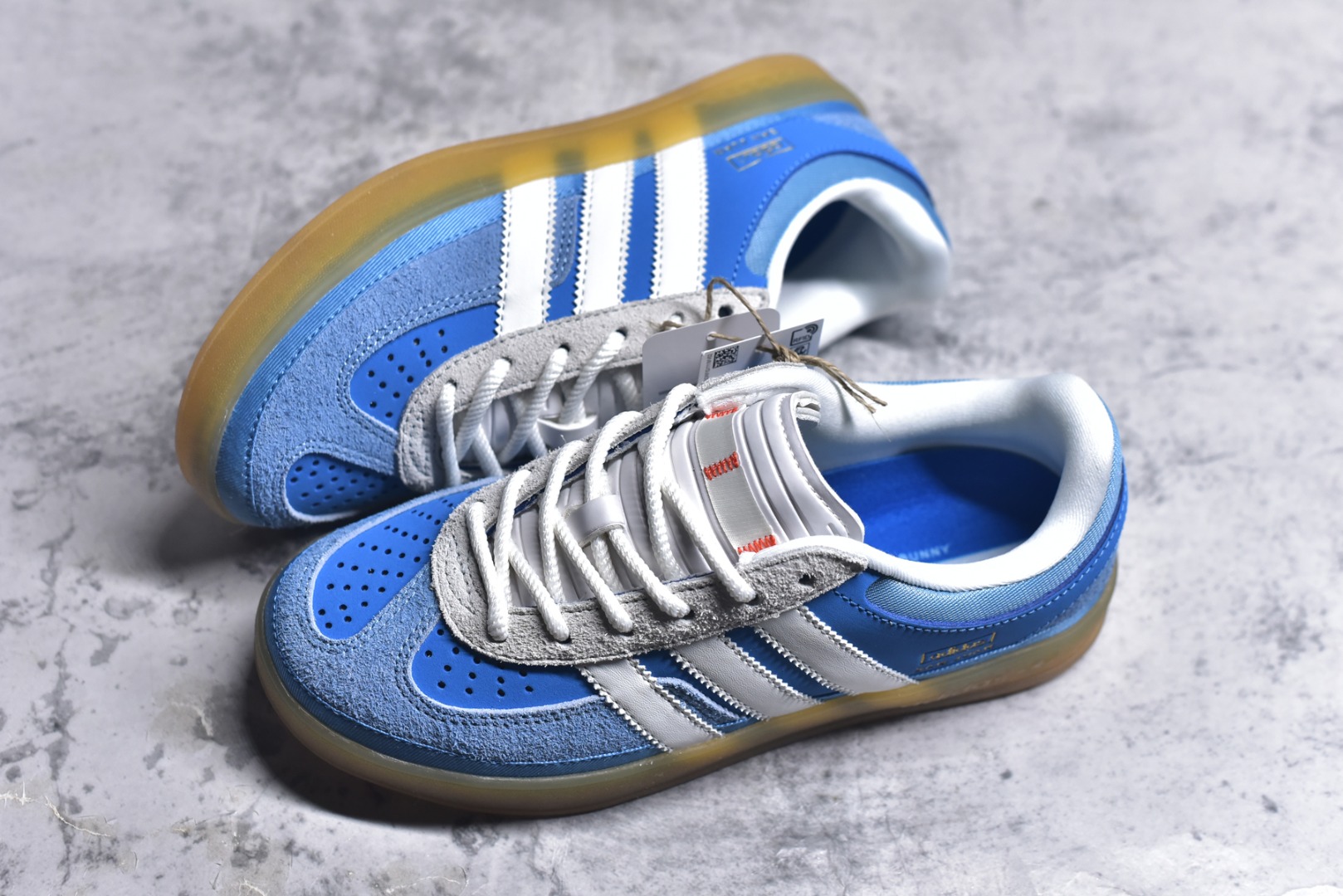 图片[7]-#坏痞兔Bad Bunny x AD Gazelle Indoor Trainers 联名羚羊内训系列低帮复古百搭休闲运动德训风板鞋 IF9734 Bad Bunny本人在杂志拍摄时率先上脚带一波节奏，emm，手上拿的杂志封面还是Kylie，看来前女友和布克重新约会，这位哥也还是没放下啊…回到鞋款本身，整体选择了简约的黑白皮革搭配浅灰色长绒麂皮材质，最后以半透明生胶大底收尾，质感在线。不同于以往联名的调色盘操作，Bad Bunny对Gazelle indoor进行了加宽加厚处理，以及鞋头变形的设计，带来全新的歪头面包鞋型Gazelle。此外，鞋款标签直接呈现在后跟处，鞋侧adidas标识下方还加入了\”benito\”字样，辨识度拉满。尺码：35.5-45-选品中心