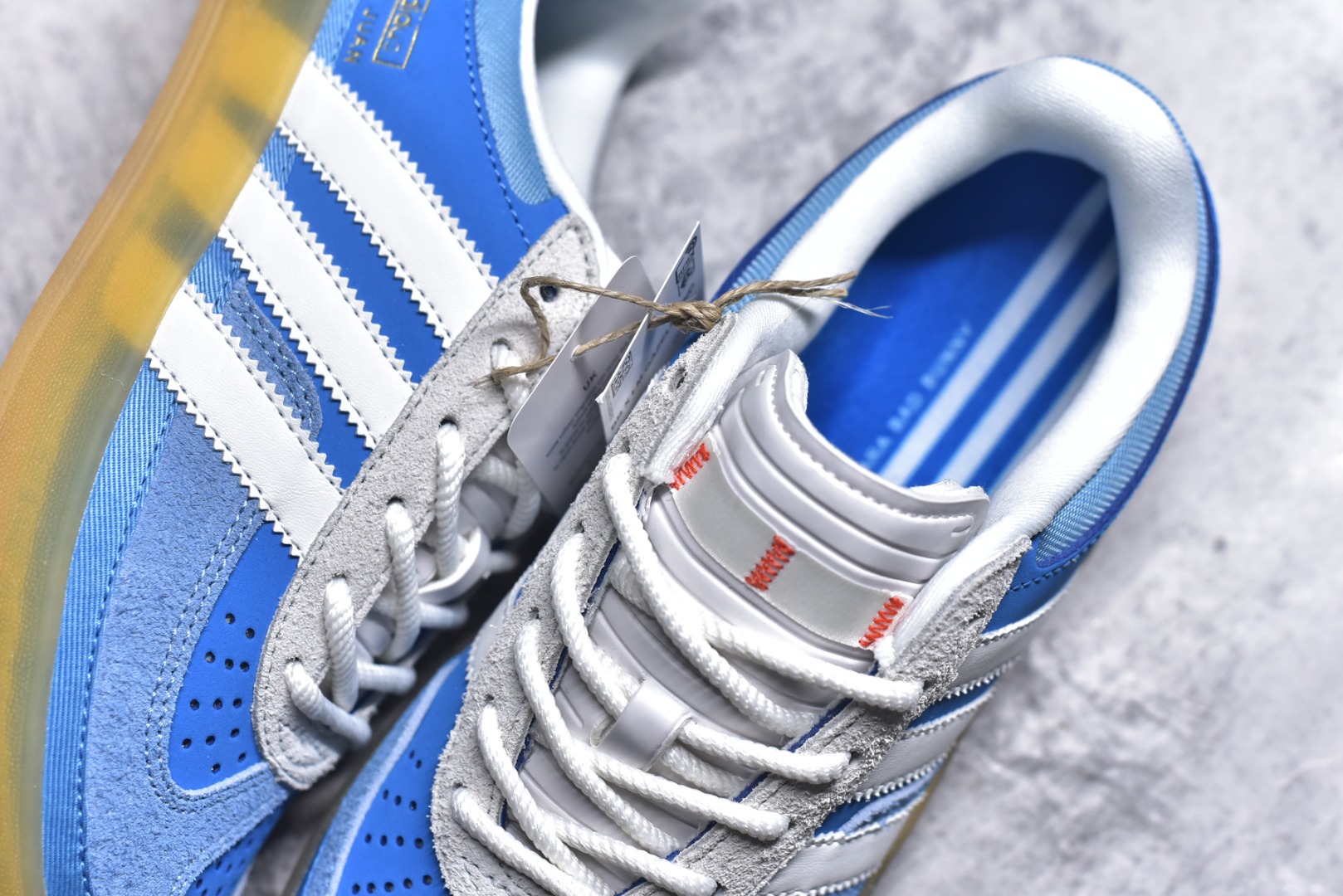 图片[9]-#坏痞兔Bad Bunny x AD Gazelle Indoor Trainers 联名羚羊内训系列低帮复古百搭休闲运动德训风板鞋 IF9734 Bad Bunny本人在杂志拍摄时率先上脚带一波节奏，emm，手上拿的杂志封面还是Kylie，看来前女友和布克重新约会，这位哥也还是没放下啊…回到鞋款本身，整体选择了简约的黑白皮革搭配浅灰色长绒麂皮材质，最后以半透明生胶大底收尾，质感在线。不同于以往联名的调色盘操作，Bad Bunny对Gazelle indoor进行了加宽加厚处理，以及鞋头变形的设计，带来全新的歪头面包鞋型Gazelle。此外，鞋款标签直接呈现在后跟处，鞋侧adidas标识下方还加入了\”benito\”字样，辨识度拉满。尺码：35.5-45-选品中心