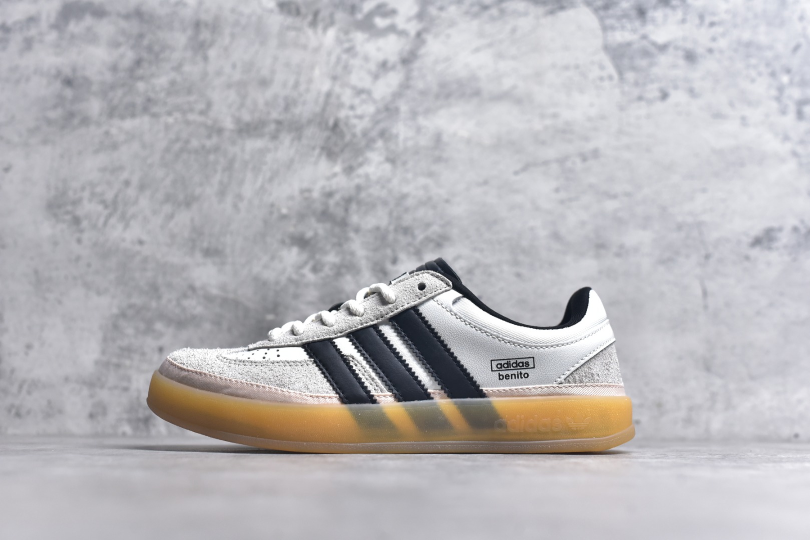 #坏痞兔Bad Bunny x AD Gazelle Indoor Trainers \”Benito\”羚羊内训系列低帮复古百搭休闲运动德训风板鞋“联名白黑浅灰变形鞋头”IF9735 Bad Bunny本人在杂志拍摄时率先上脚带一波节奏，emm，手上拿的杂志封面还是Kylie，看来前女友和布克重新约会，这位哥也还是没放下啊…回到鞋款本身，整体选择了简约的黑白皮革搭配浅灰色长绒麂皮材质，最后以半透明生胶大底收尾，质感在线。不同于以往联名的调色盘操作，Bad Bunny对Gazelle indoor进行了加宽加厚处理，以及鞋头变形的设计，带来全新的歪头面包鞋型Gazelle。此外，鞋款标签直接呈现在后跟处，鞋侧adidas标识下方还加入了\”benito\”字样，辨识度拉满。尺码：35.5-45-选品中心
