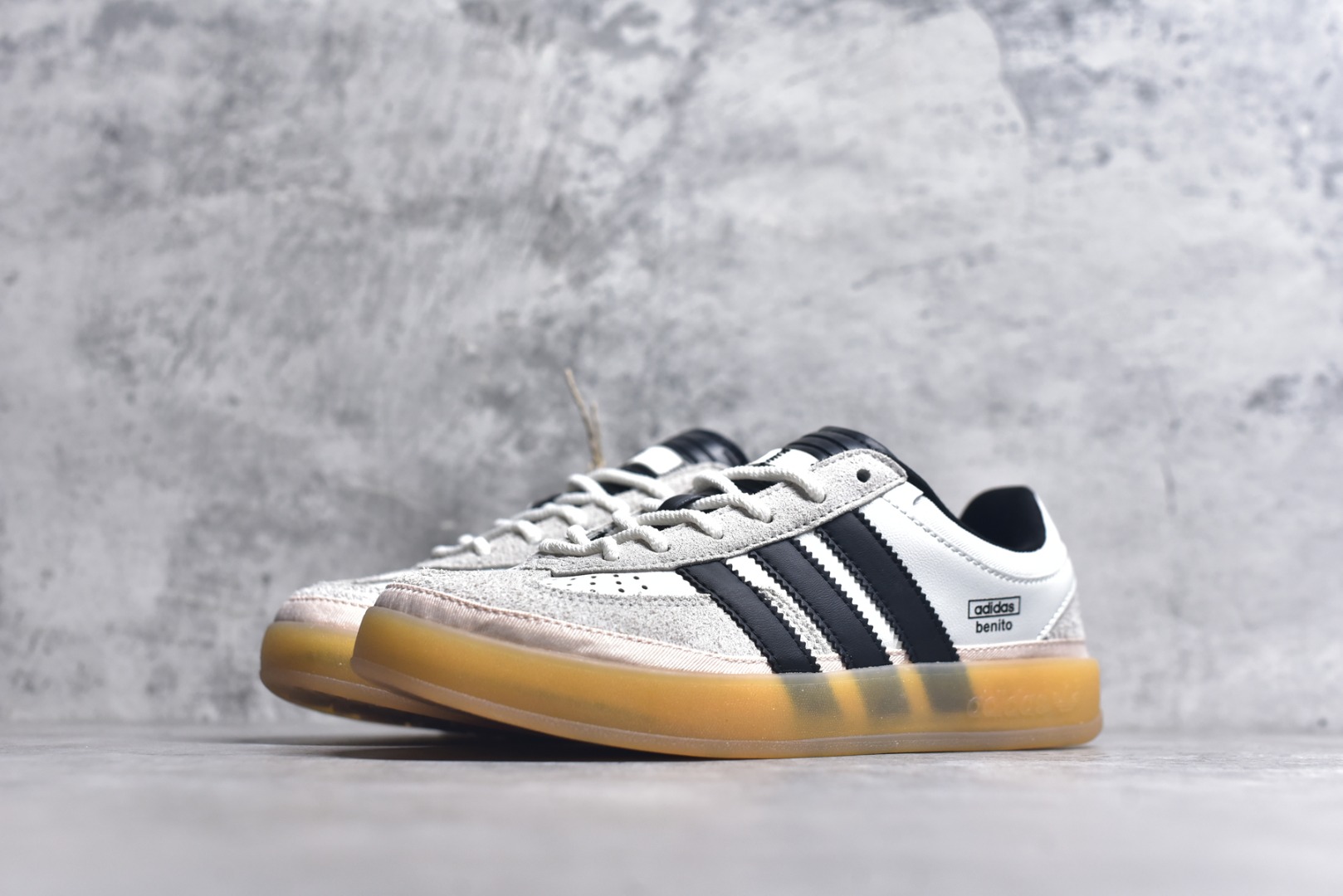 图片[2]-#坏痞兔Bad Bunny x AD Gazelle Indoor Trainers \”Benito\”羚羊内训系列低帮复古百搭休闲运动德训风板鞋“联名白黑浅灰变形鞋头”IF9735 Bad Bunny本人在杂志拍摄时率先上脚带一波节奏，emm，手上拿的杂志封面还是Kylie，看来前女友和布克重新约会，这位哥也还是没放下啊…回到鞋款本身，整体选择了简约的黑白皮革搭配浅灰色长绒麂皮材质，最后以半透明生胶大底收尾，质感在线。不同于以往联名的调色盘操作，Bad Bunny对Gazelle indoor进行了加宽加厚处理，以及鞋头变形的设计，带来全新的歪头面包鞋型Gazelle。此外，鞋款标签直接呈现在后跟处，鞋侧adidas标识下方还加入了\”benito\”字样，辨识度拉满。尺码：35.5-45-选品中心