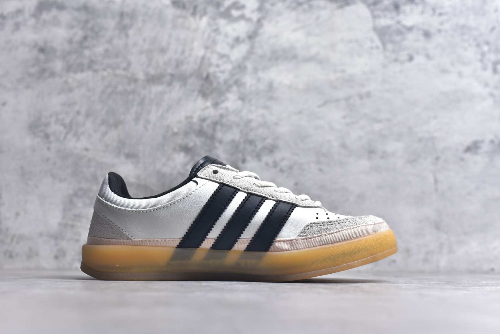 图片[3]-#坏痞兔Bad Bunny x AD Gazelle Indoor Trainers \”Benito\”羚羊内训系列低帮复古百搭休闲运动德训风板鞋“联名白黑浅灰变形鞋头”IF9735 Bad Bunny本人在杂志拍摄时率先上脚带一波节奏，emm，手上拿的杂志封面还是Kylie，看来前女友和布克重新约会，这位哥也还是没放下啊…回到鞋款本身，整体选择了简约的黑白皮革搭配浅灰色长绒麂皮材质，最后以半透明生胶大底收尾，质感在线。不同于以往联名的调色盘操作，Bad Bunny对Gazelle indoor进行了加宽加厚处理，以及鞋头变形的设计，带来全新的歪头面包鞋型Gazelle。此外，鞋款标签直接呈现在后跟处，鞋侧adidas标识下方还加入了\”benito\”字样，辨识度拉满。尺码：35.5-45-选品中心