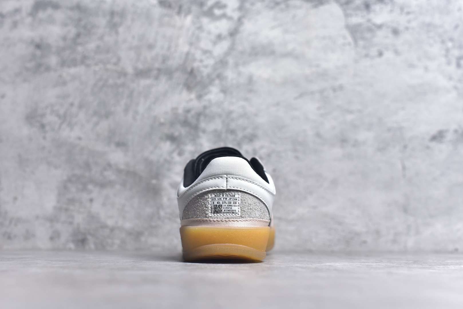 图片[5]-#坏痞兔Bad Bunny x AD Gazelle Indoor Trainers \”Benito\”羚羊内训系列低帮复古百搭休闲运动德训风板鞋“联名白黑浅灰变形鞋头”IF9735 Bad Bunny本人在杂志拍摄时率先上脚带一波节奏，emm，手上拿的杂志封面还是Kylie，看来前女友和布克重新约会，这位哥也还是没放下啊…回到鞋款本身，整体选择了简约的黑白皮革搭配浅灰色长绒麂皮材质，最后以半透明生胶大底收尾，质感在线。不同于以往联名的调色盘操作，Bad Bunny对Gazelle indoor进行了加宽加厚处理，以及鞋头变形的设计，带来全新的歪头面包鞋型Gazelle。此外，鞋款标签直接呈现在后跟处，鞋侧adidas标识下方还加入了\”benito\”字样，辨识度拉满。尺码：35.5-45-选品中心
