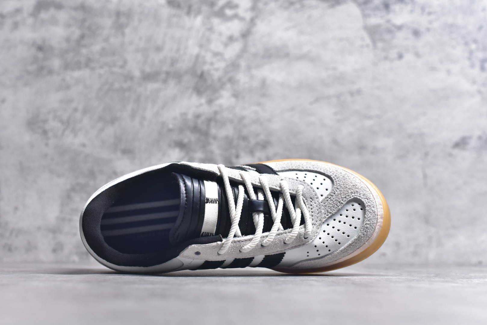 图片[4]-#坏痞兔Bad Bunny x AD Gazelle Indoor Trainers \”Benito\”羚羊内训系列低帮复古百搭休闲运动德训风板鞋“联名白黑浅灰变形鞋头”IF9735 Bad Bunny本人在杂志拍摄时率先上脚带一波节奏，emm，手上拿的杂志封面还是Kylie，看来前女友和布克重新约会，这位哥也还是没放下啊…回到鞋款本身，整体选择了简约的黑白皮革搭配浅灰色长绒麂皮材质，最后以半透明生胶大底收尾，质感在线。不同于以往联名的调色盘操作，Bad Bunny对Gazelle indoor进行了加宽加厚处理，以及鞋头变形的设计，带来全新的歪头面包鞋型Gazelle。此外，鞋款标签直接呈现在后跟处，鞋侧adidas标识下方还加入了\”benito\”字样，辨识度拉满。尺码：35.5-45-选品中心